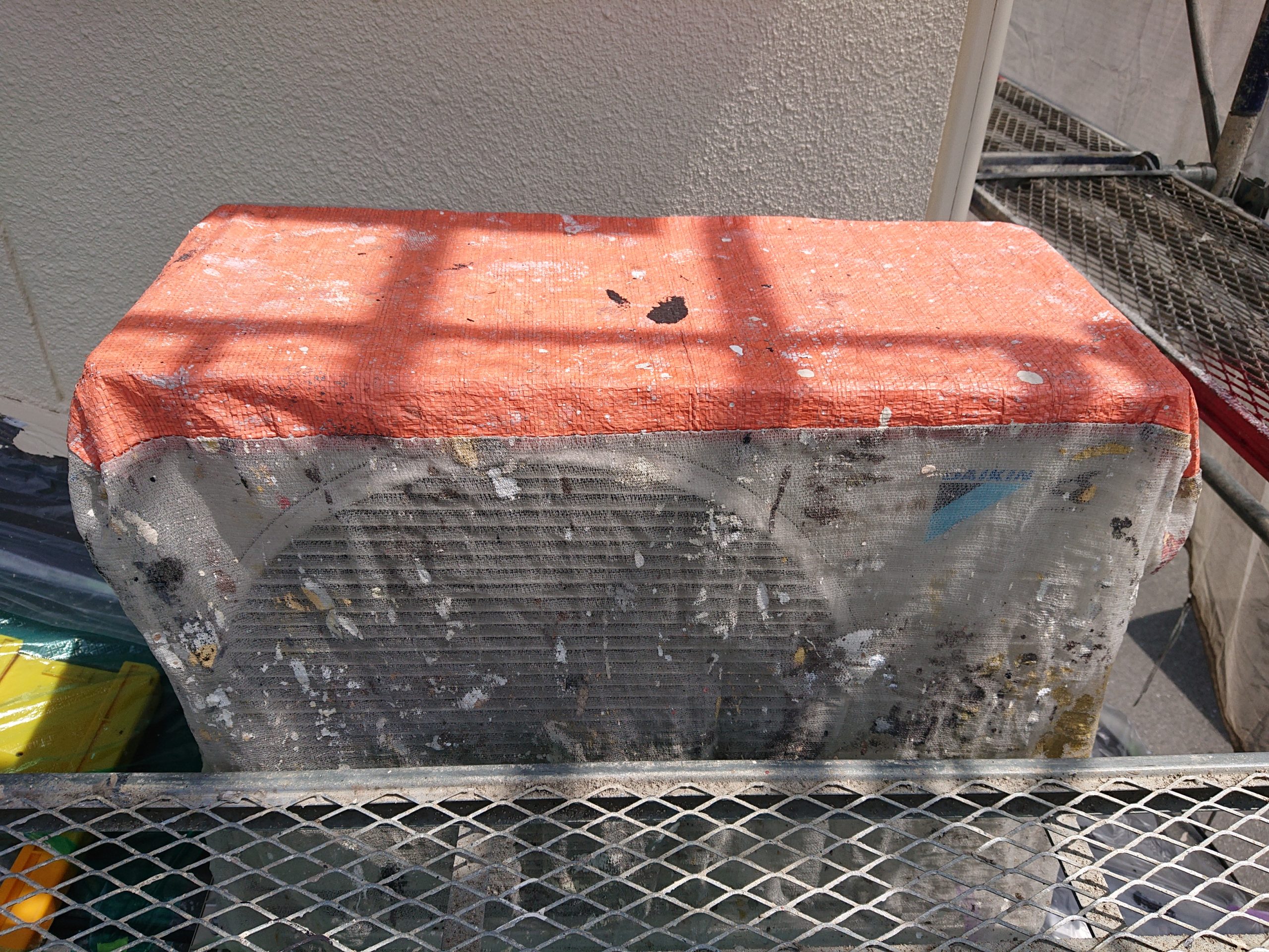 塗料の飛散防止養生　室外機養生