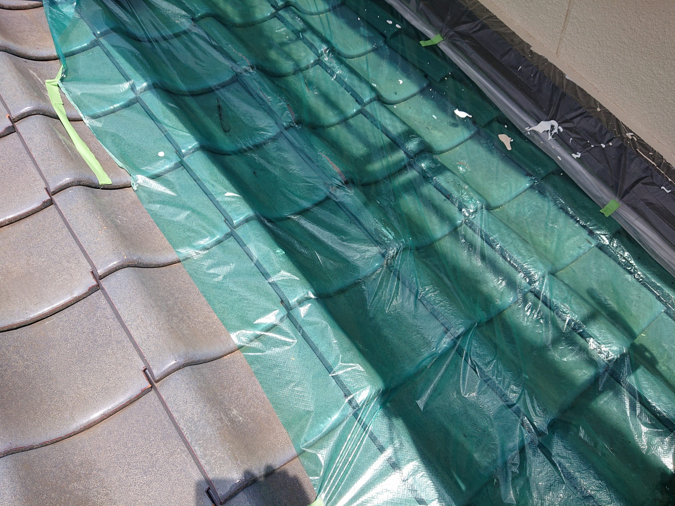 塗料の飛散防止養生　瓦屋根養生