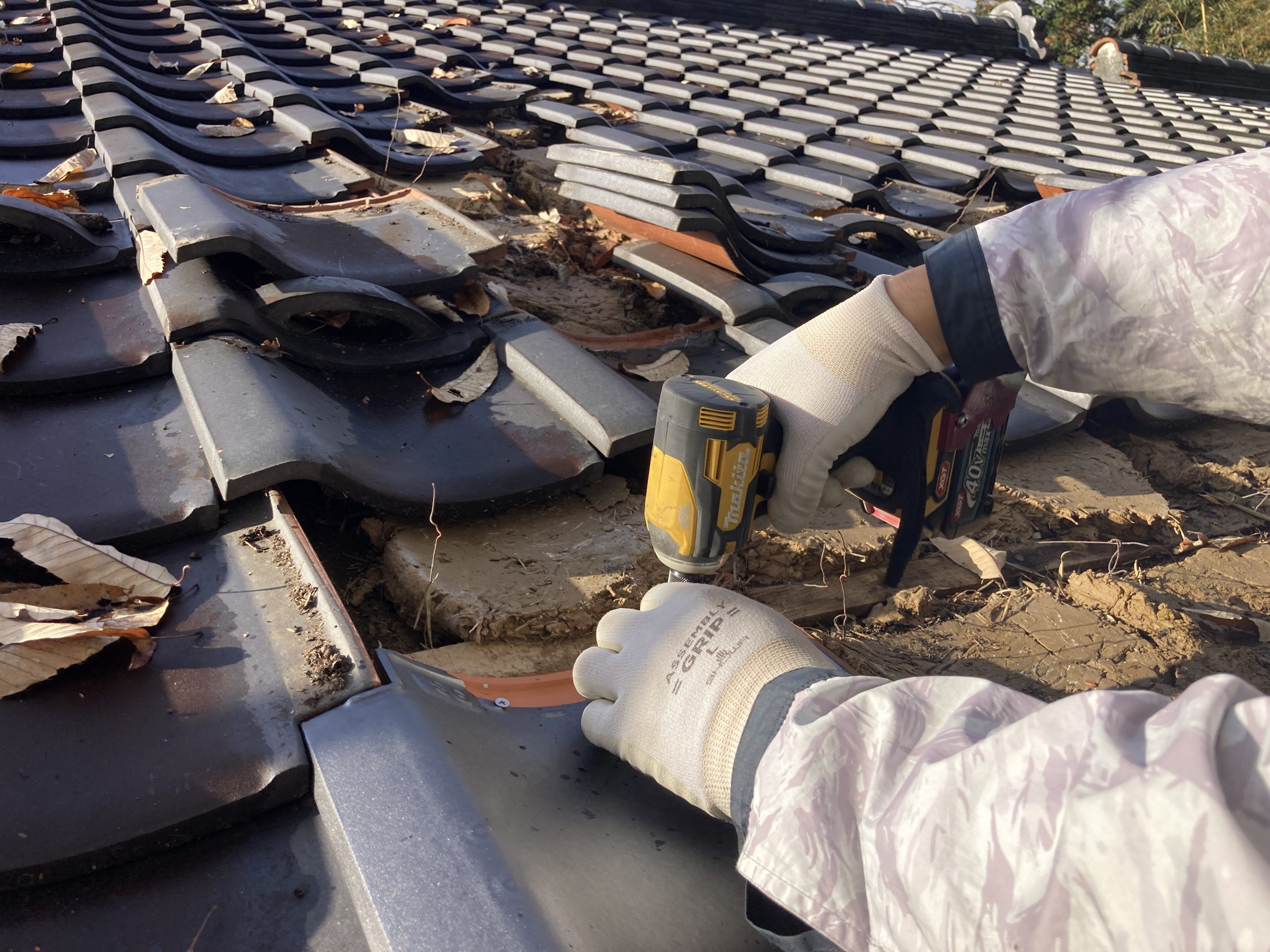 屋根葺き直し　工事途中ビス止め