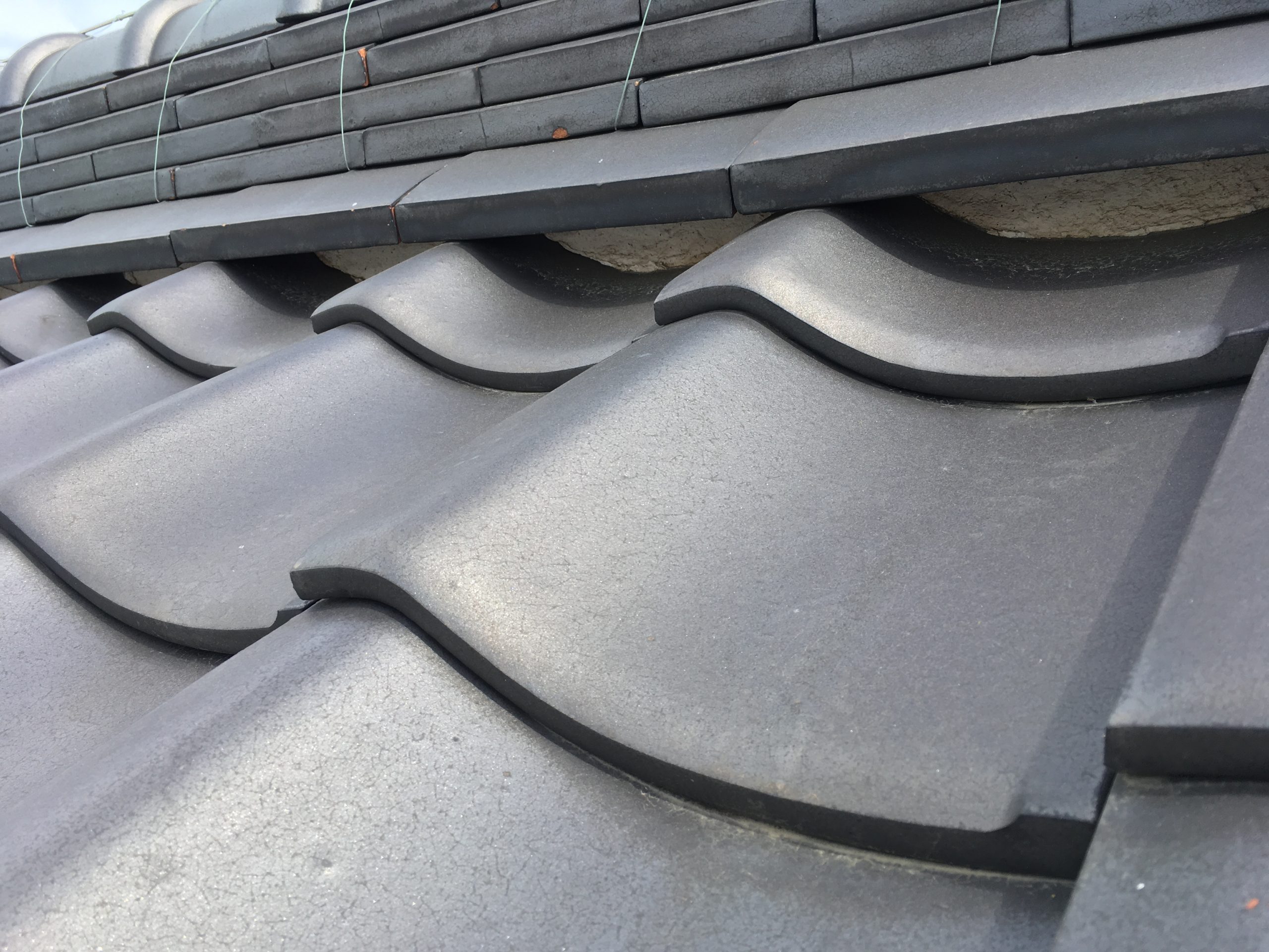 のし瓦周辺の漆喰の浮き