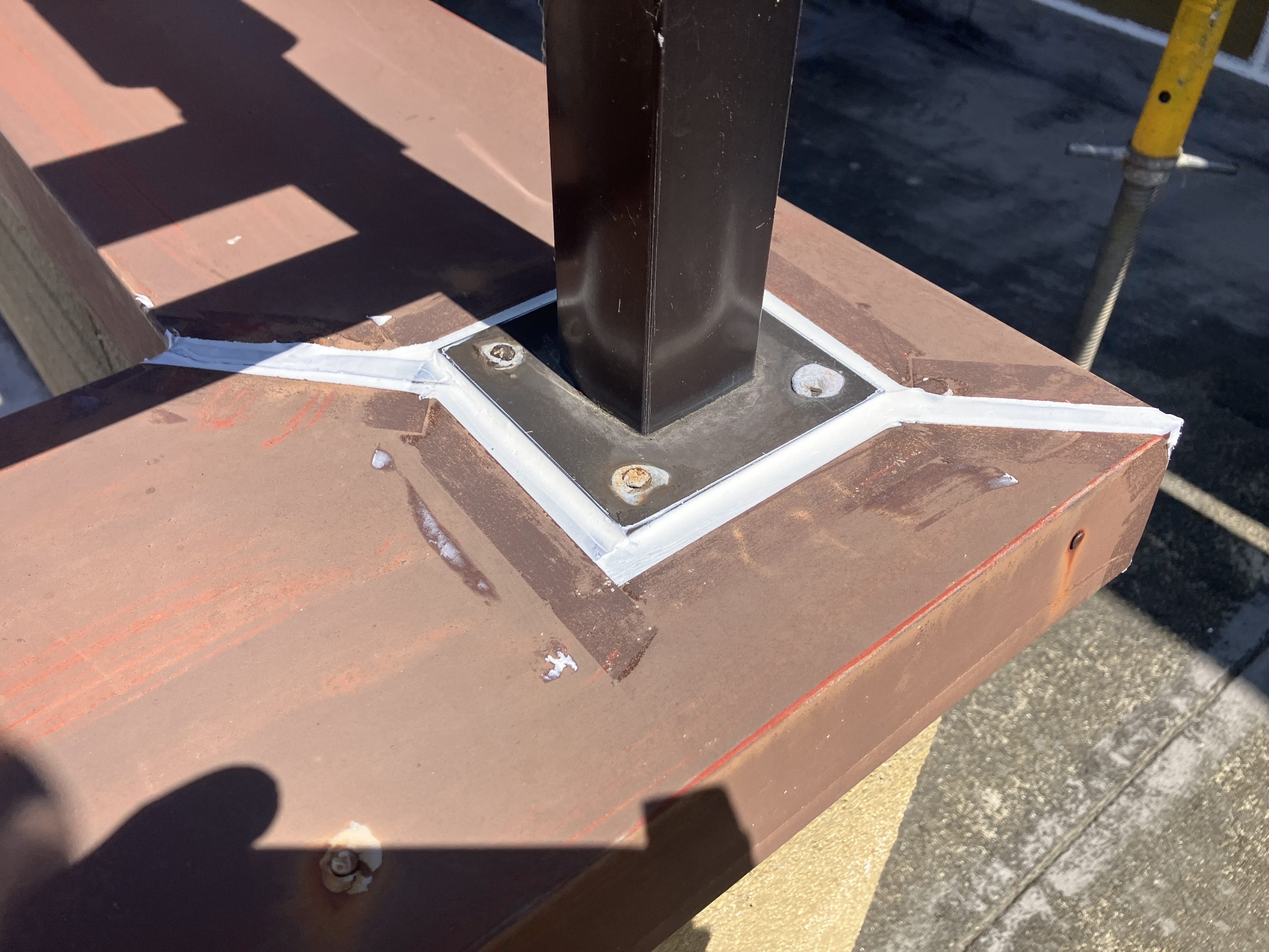 笠木の根本シーリング　雨漏りの要因となりやすい