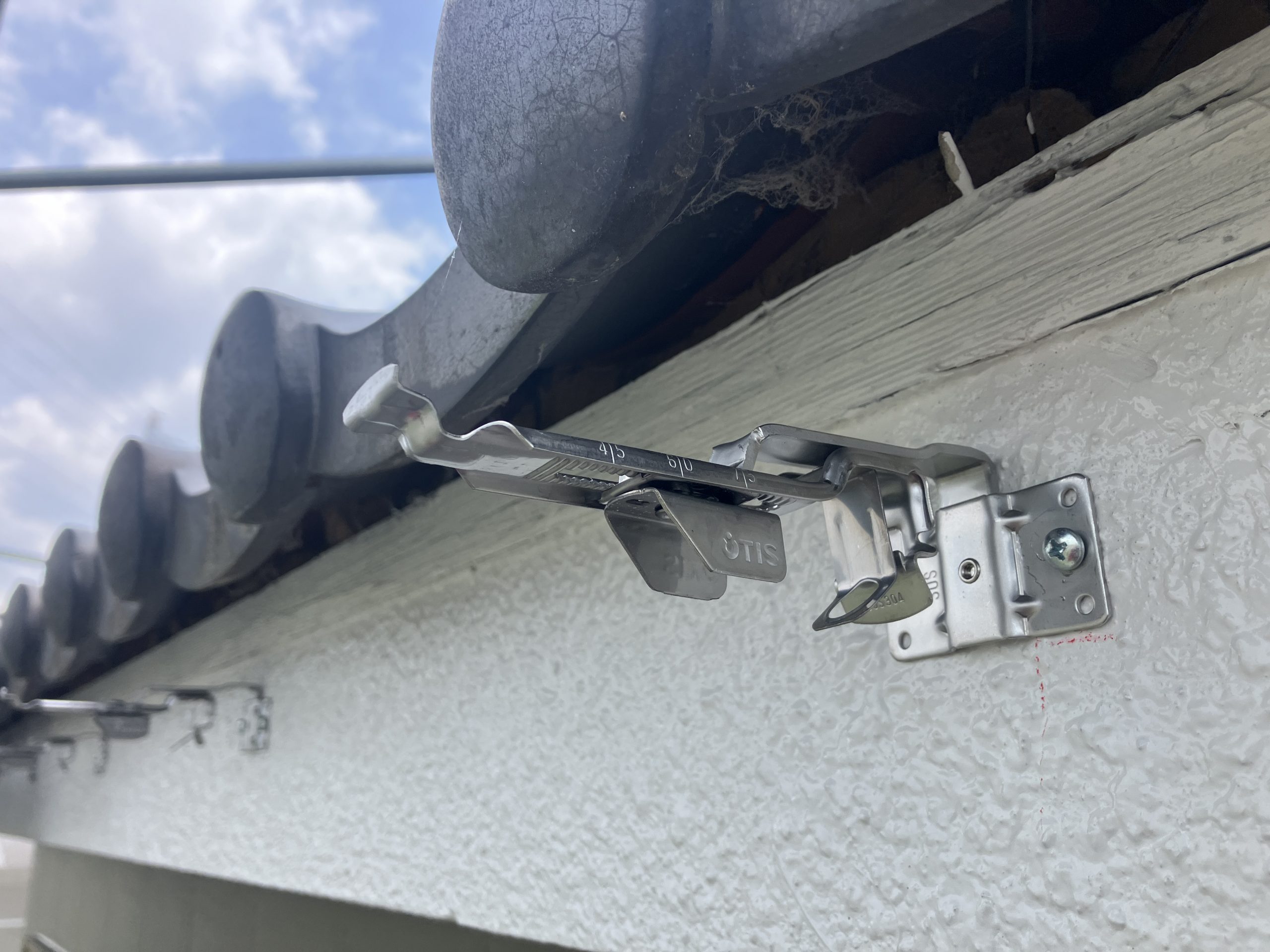 雨樋交換工事　金具取り付け