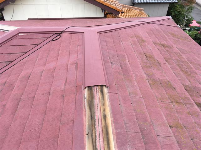 棟板金が外れ下地が露出した状態