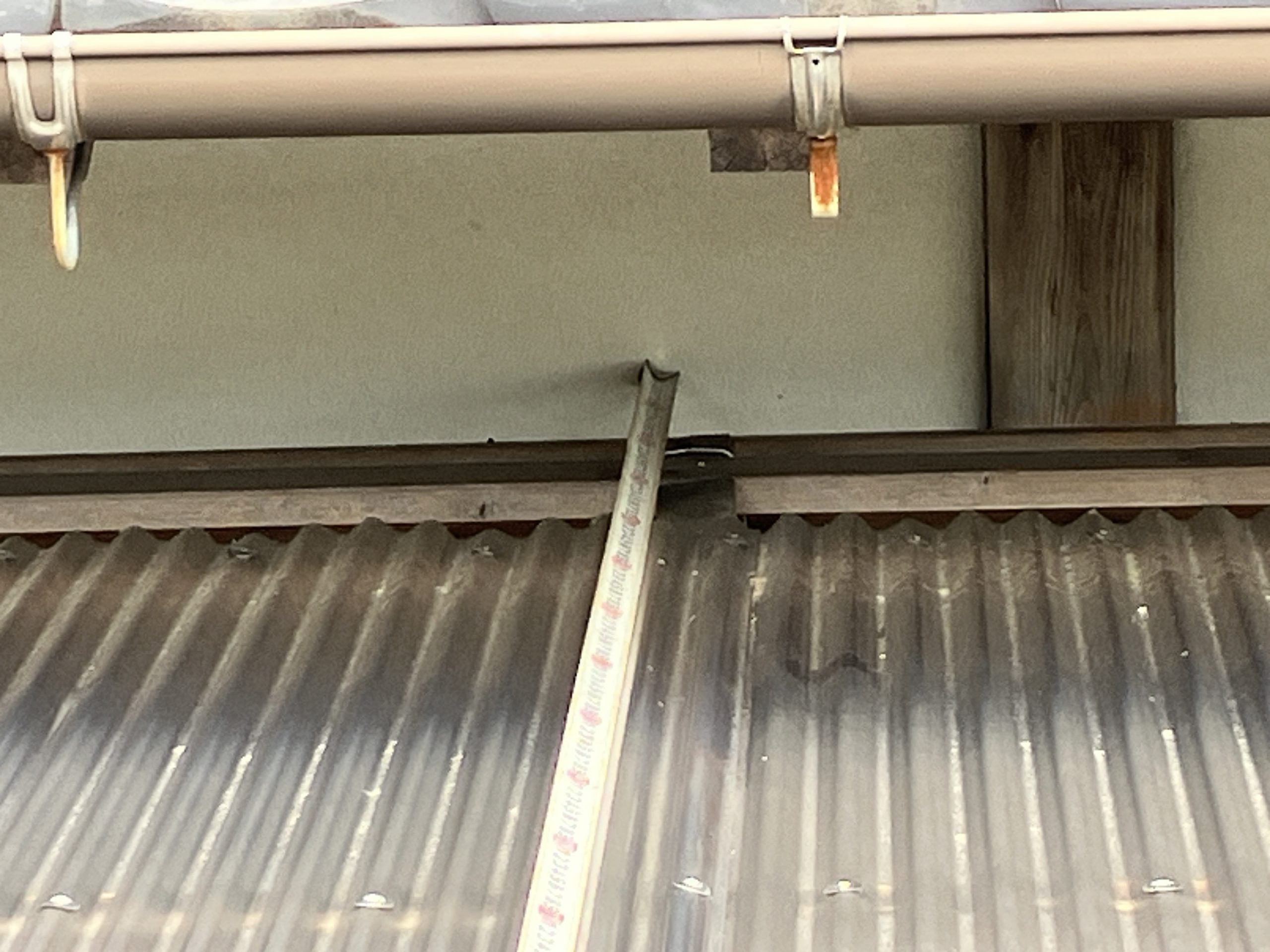 軒先部分の隙間と歪みを確認