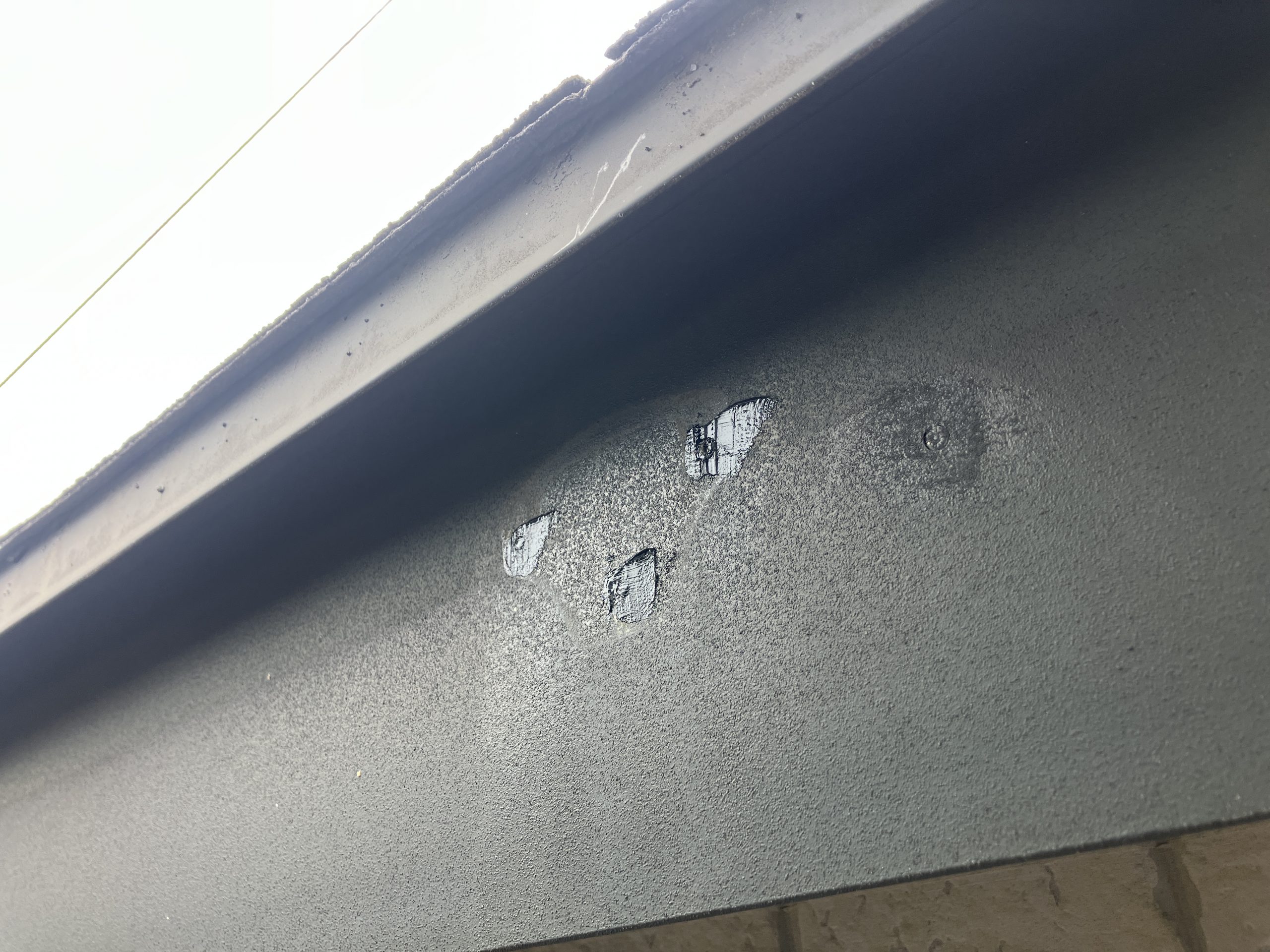 既設金具の撤去　ビス穴をシーリング