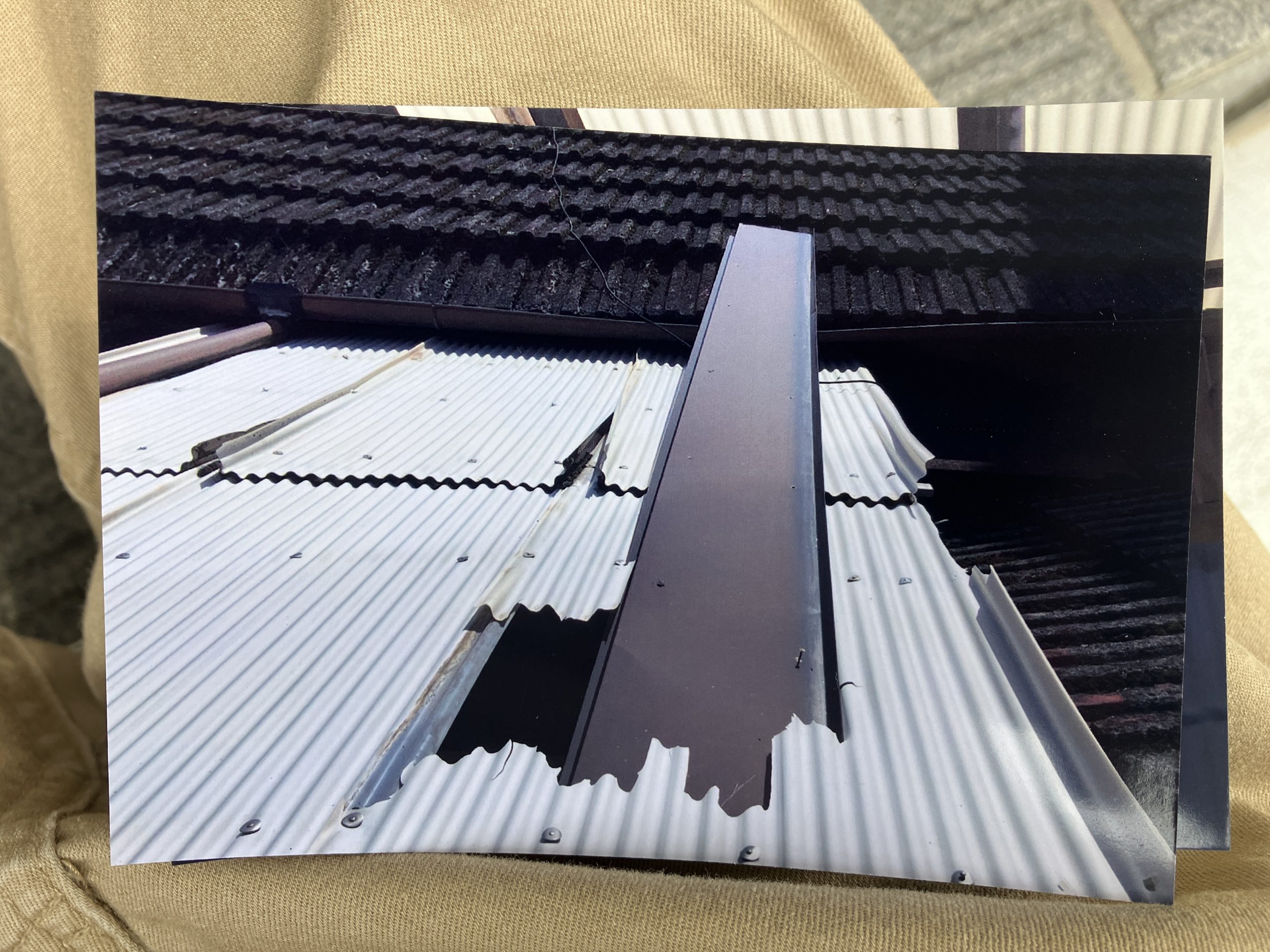 破風板金強風により落下　波板破損