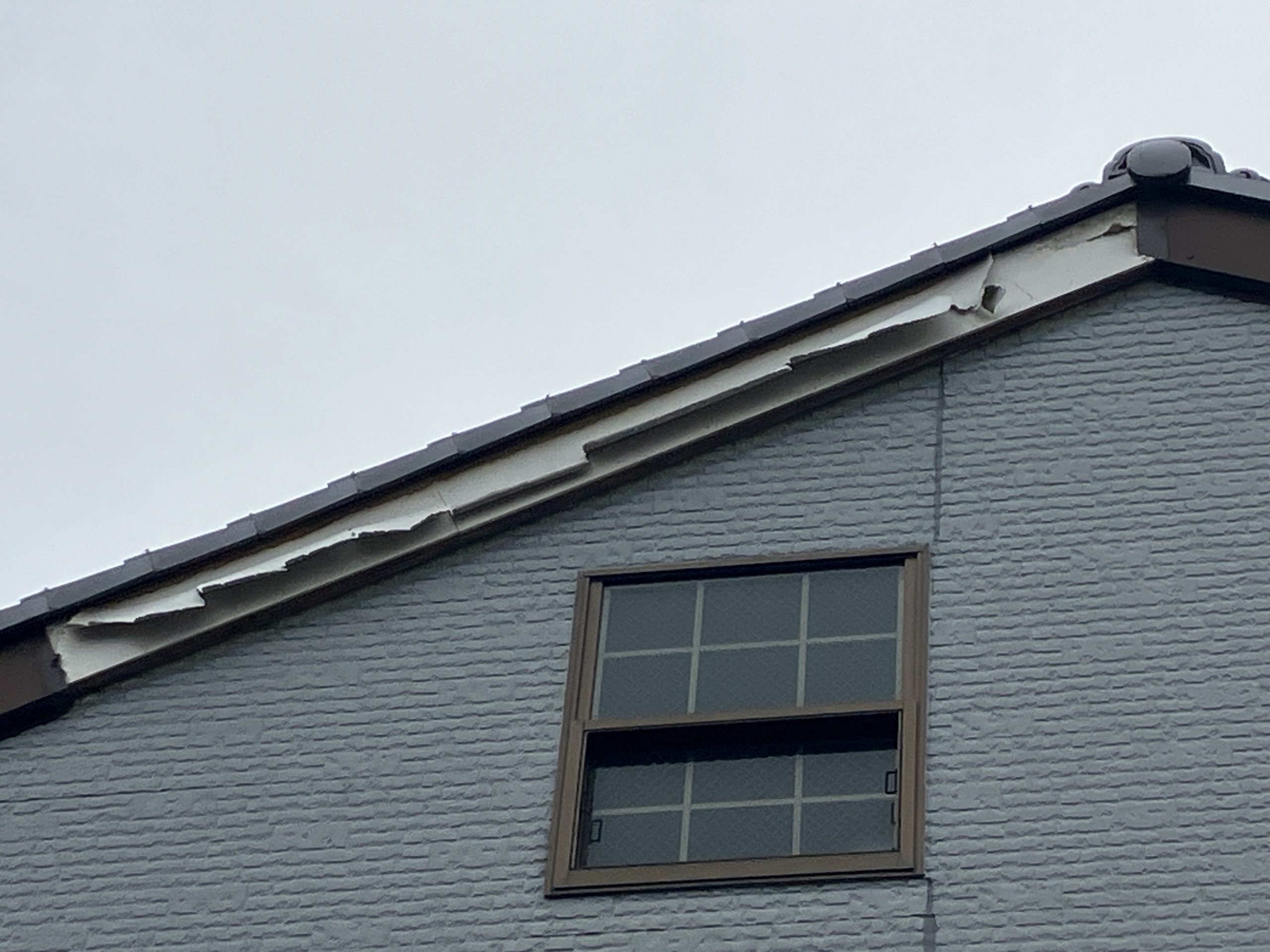 破風板金強風により落下　波板破損