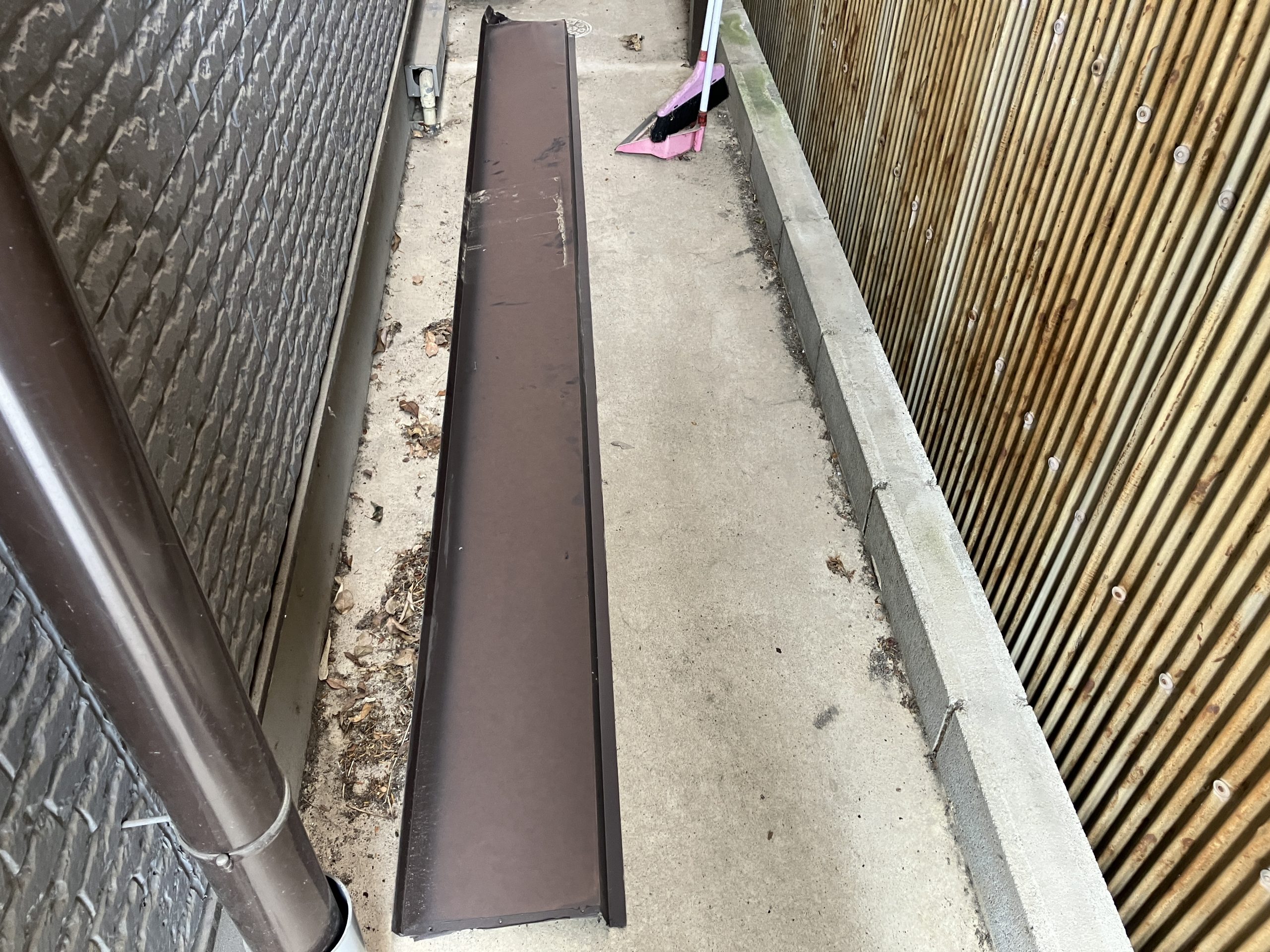 破風板金強風により落下　波板破損