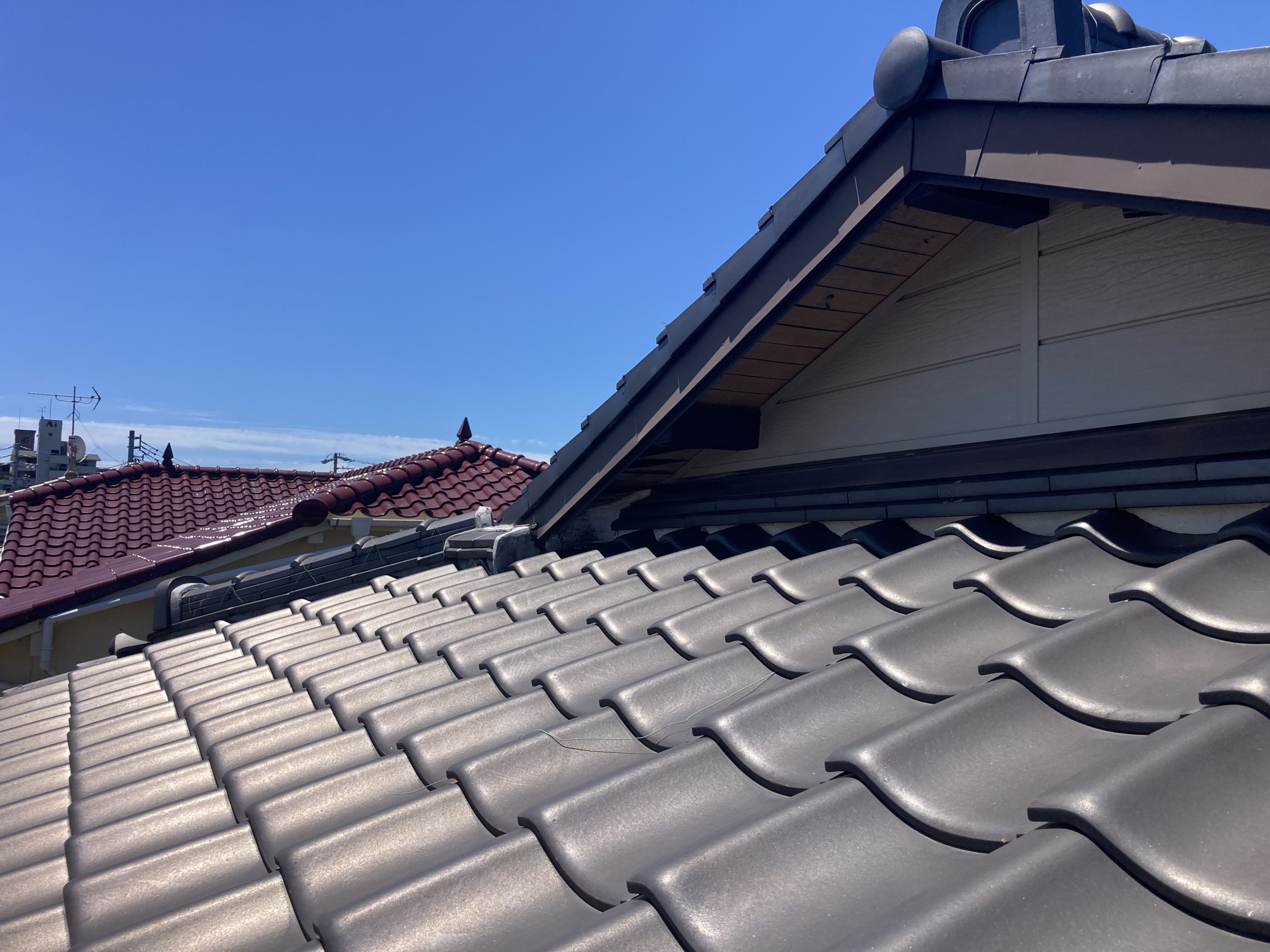 屋根面の陶器瓦の状態確認