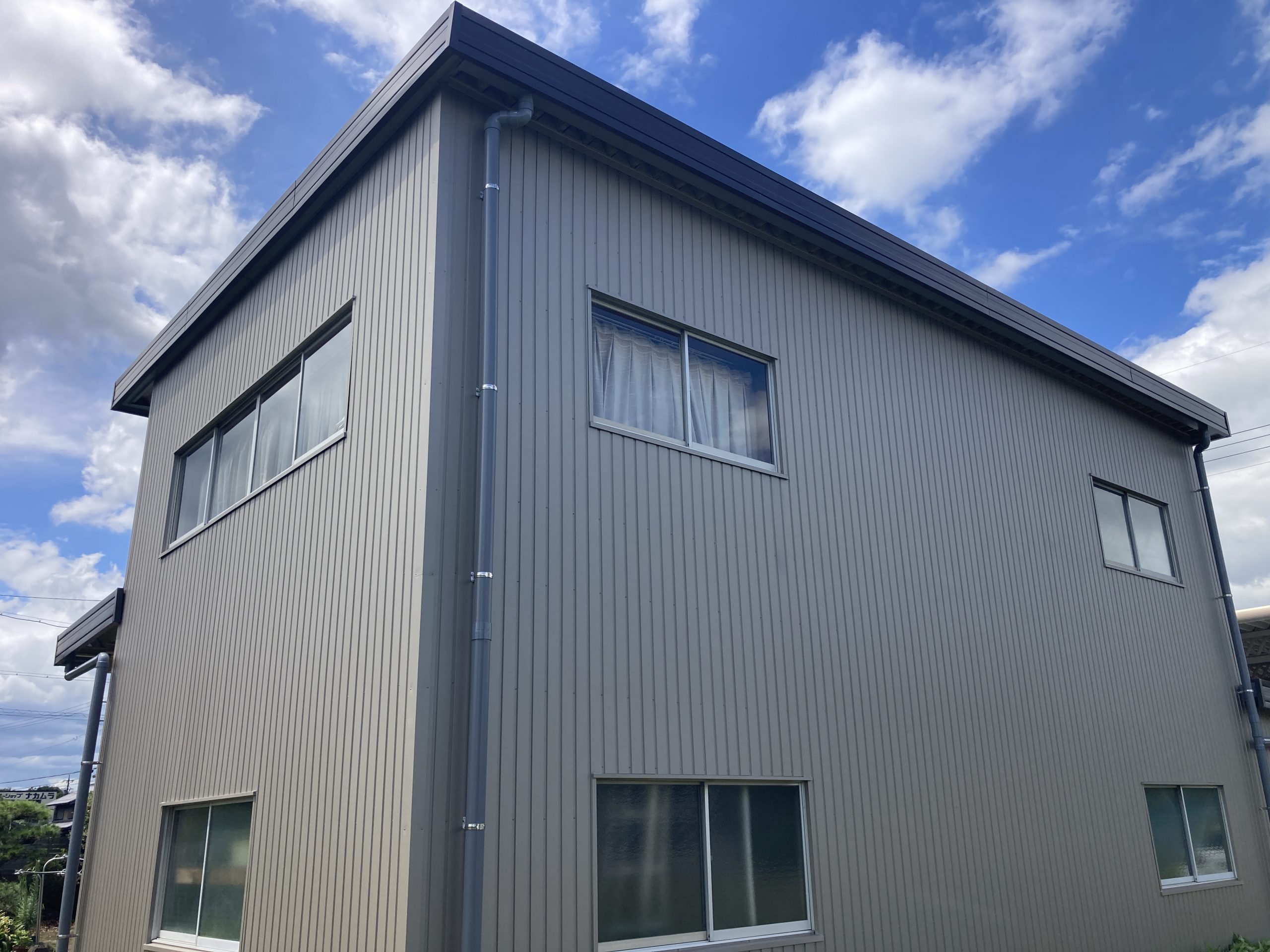 屋根外壁カバー工法　施工後