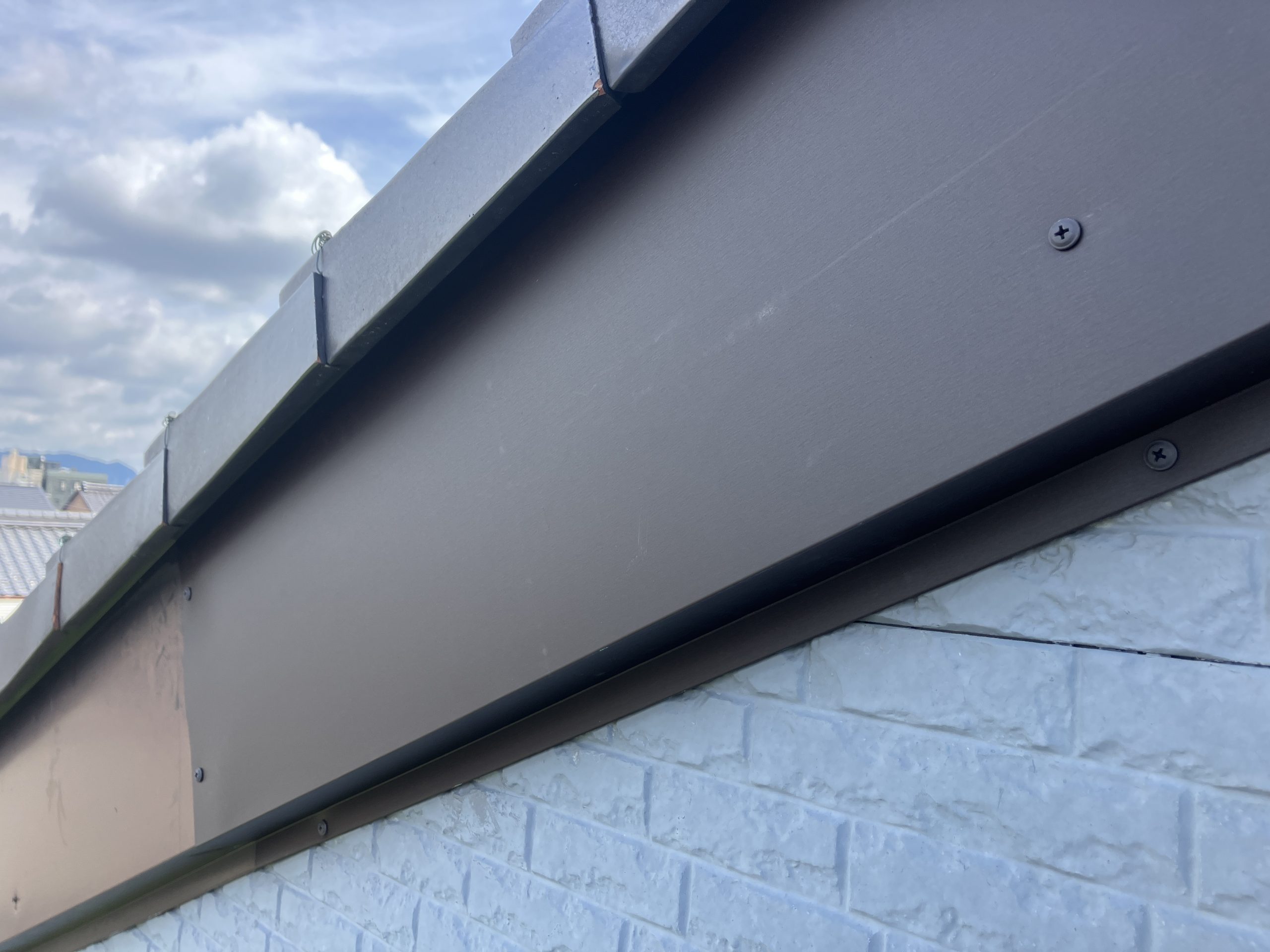 破風板金　補修工事　ビス止め