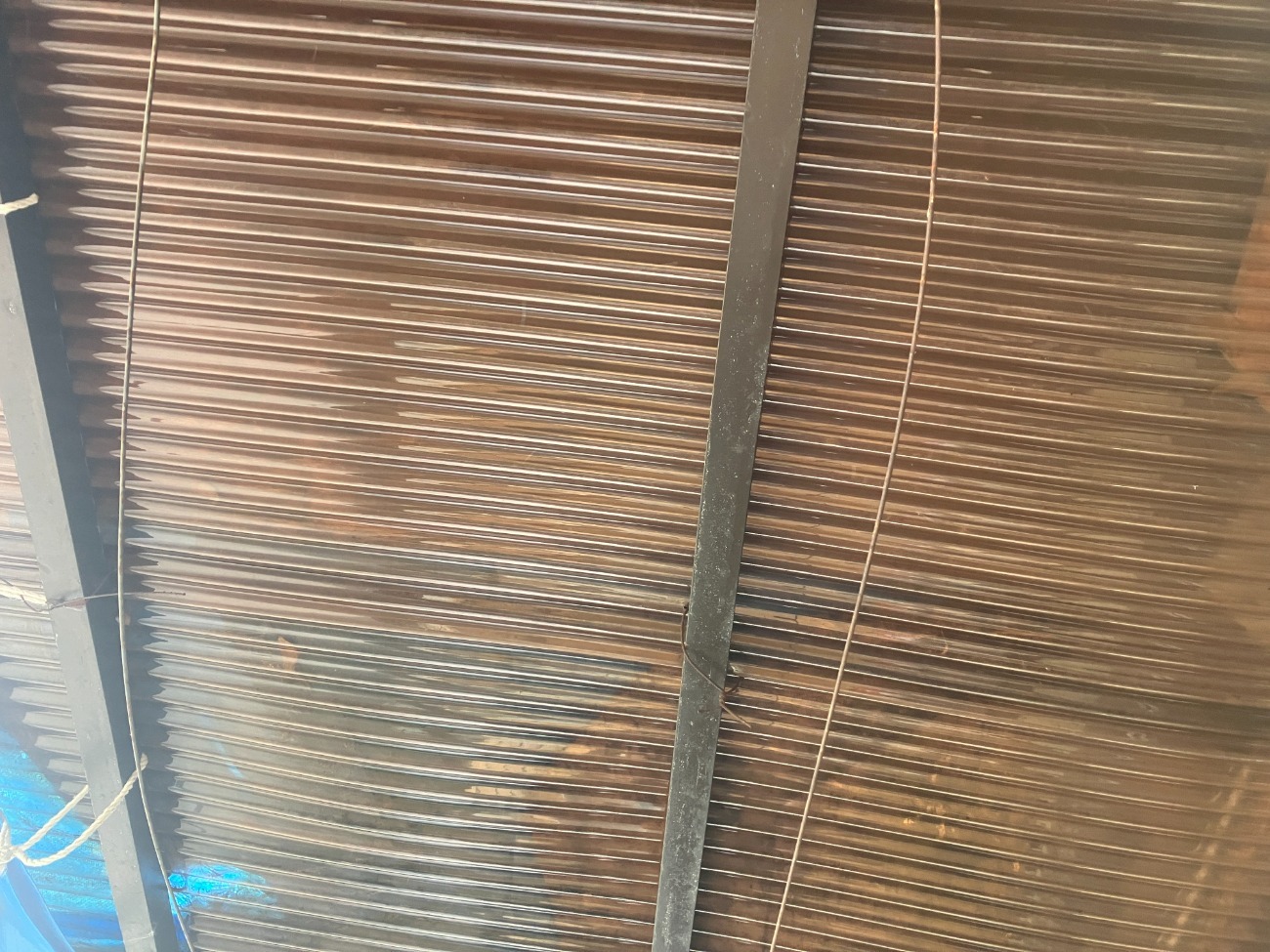 波板表面のひび割れと固定フックの劣化