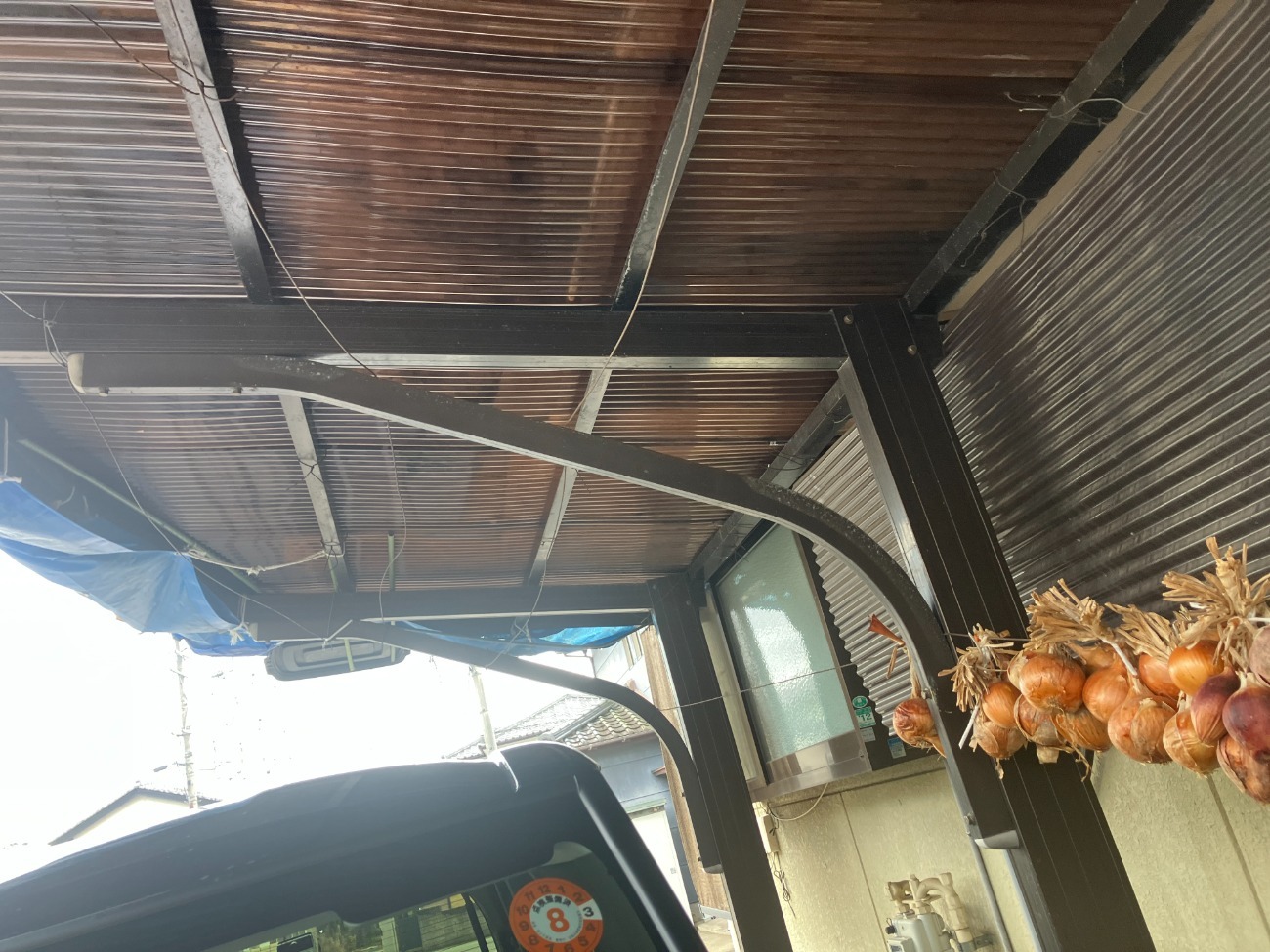 波板全体の変色と劣化の確認