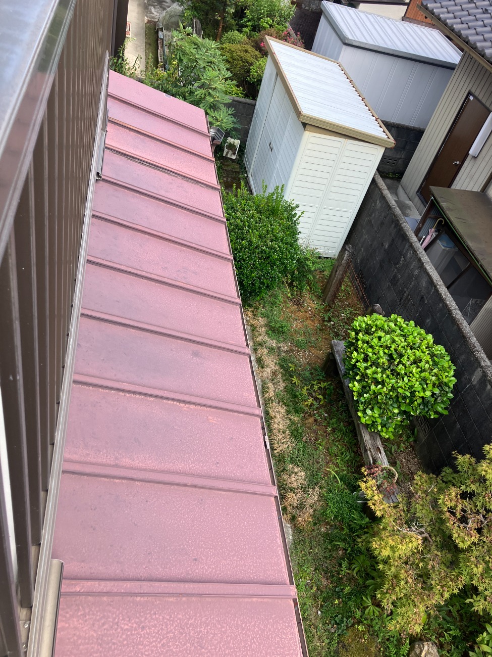 軒先から見た屋根の歪み