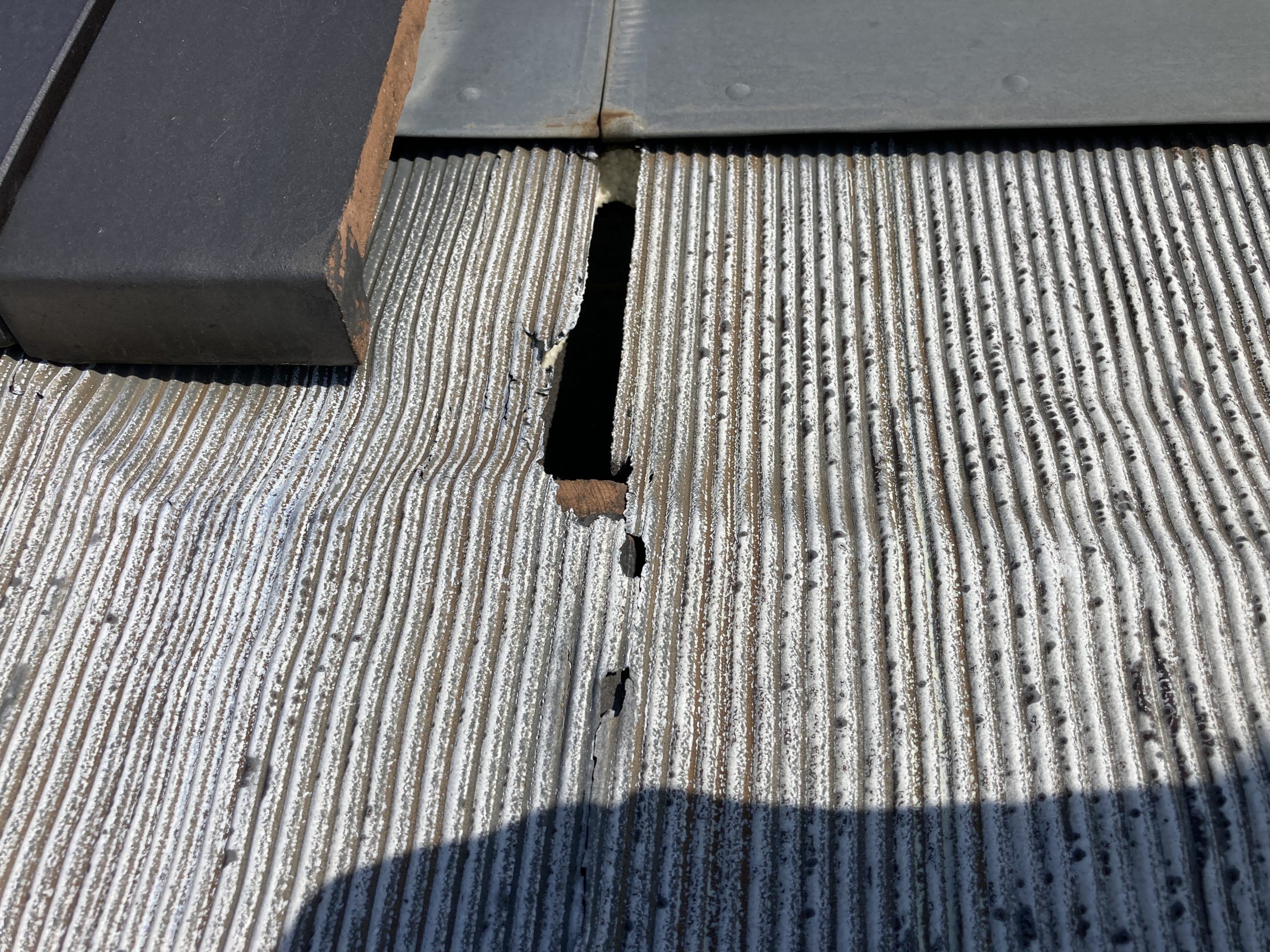 エプロンの劣化　ひび割れ　破れの写真