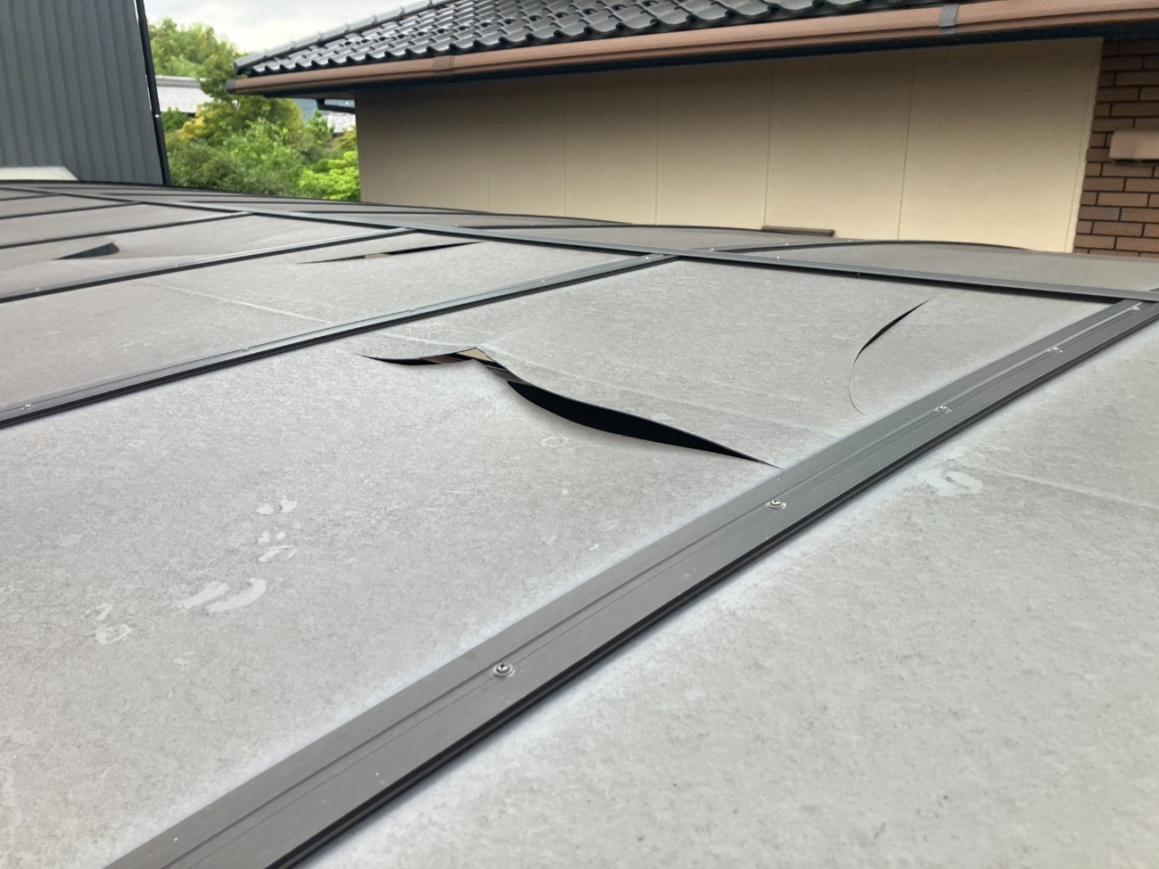 カーポート　施工前　割れている状況