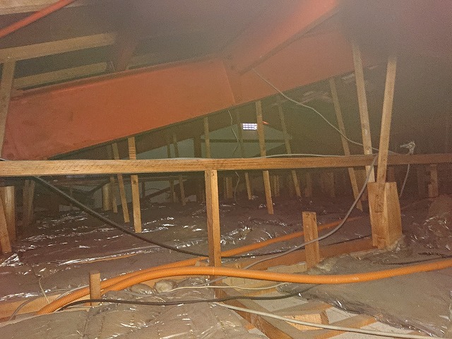 屋根裏に入って雨漏りの調査