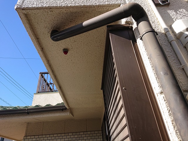 ベランダ床から伸びた雨樋