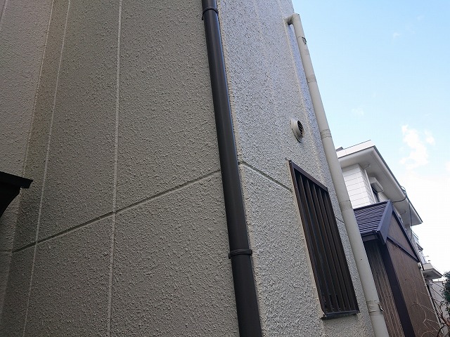 排水管が壁に入っている