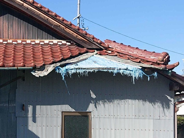 台風被害を受けた瓦屋根