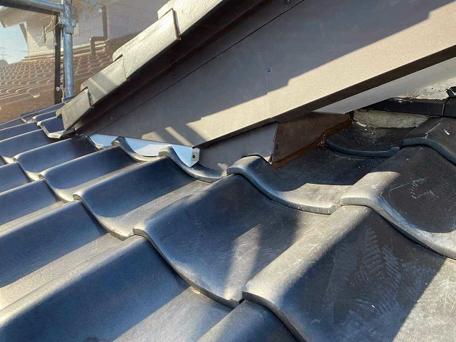 破風板に板金を取り付け