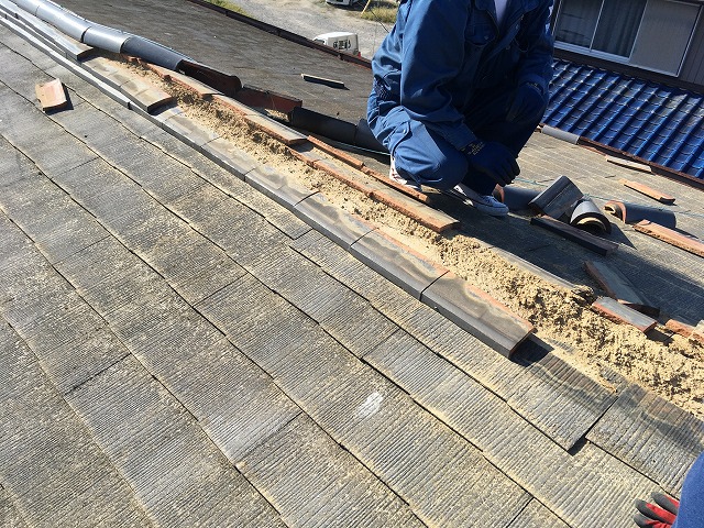 棟瓦の崩れが生じた屋根