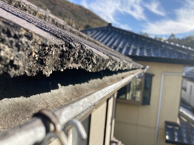 セメント瓦の端部が劣化している