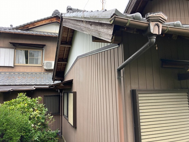 屋根の端部の破風板