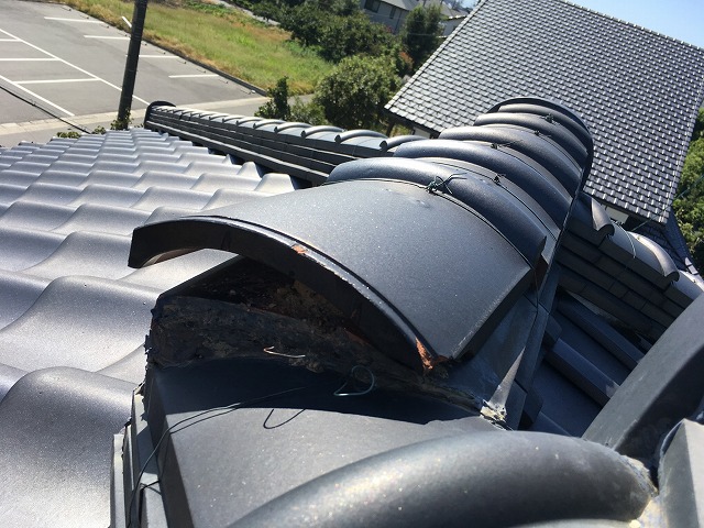 棟瓦が浮いていました