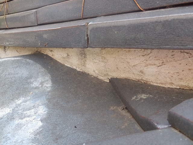 ひび割れが見受けられる漆喰