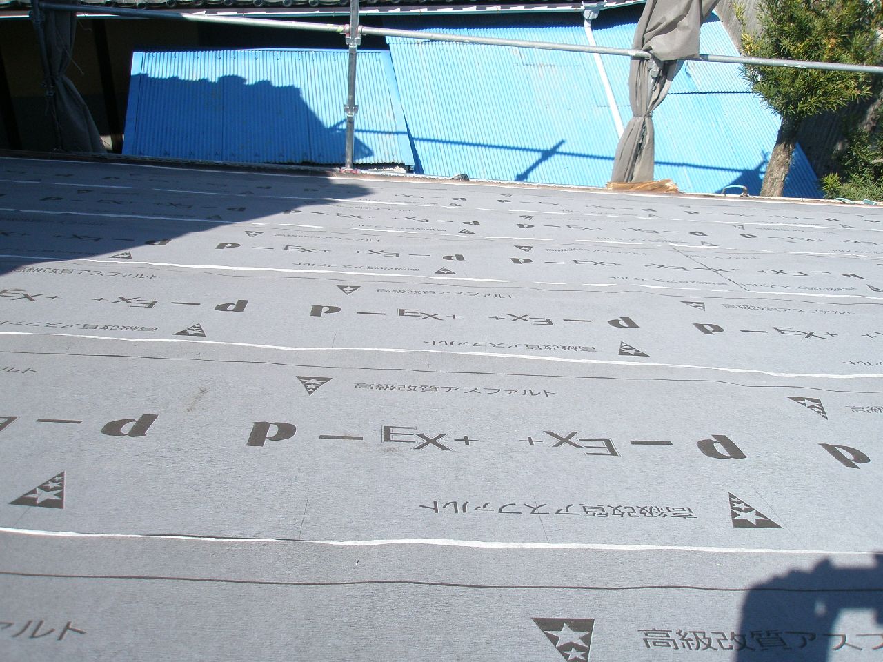 防水シートの張り込み