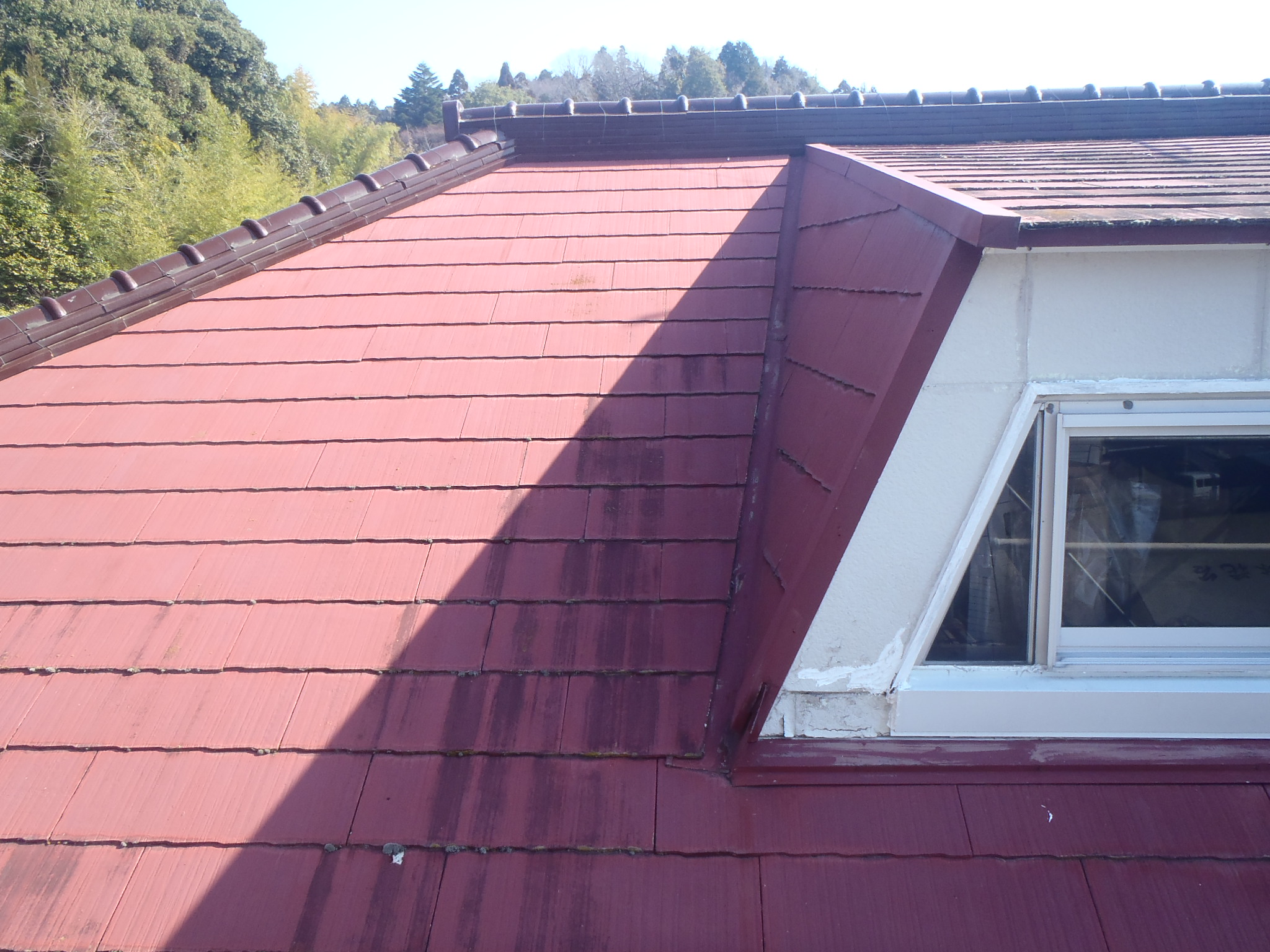 棟際のスレートと外壁取り合いの確認