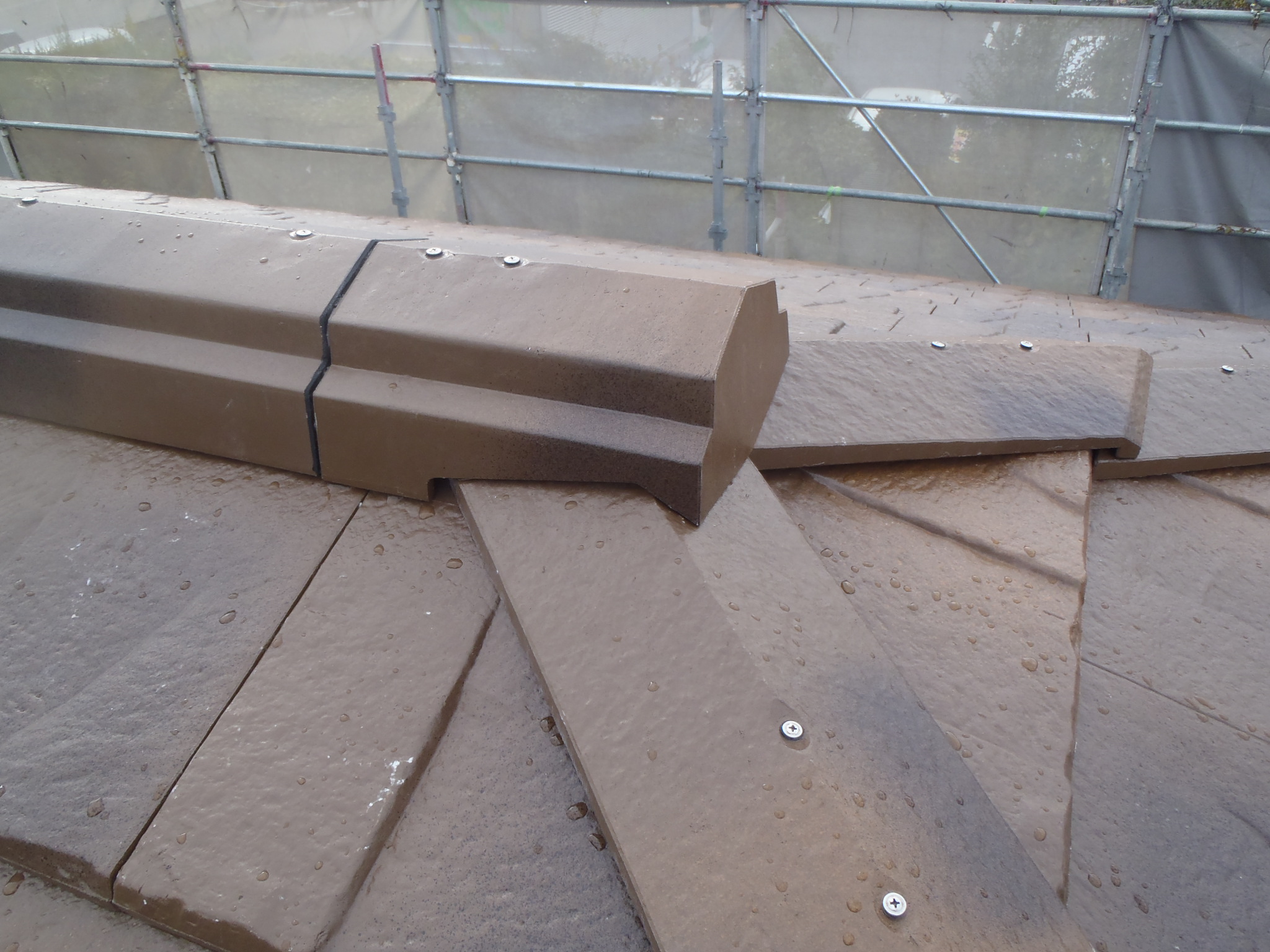 屋根葺き替え工事　屋根施工中