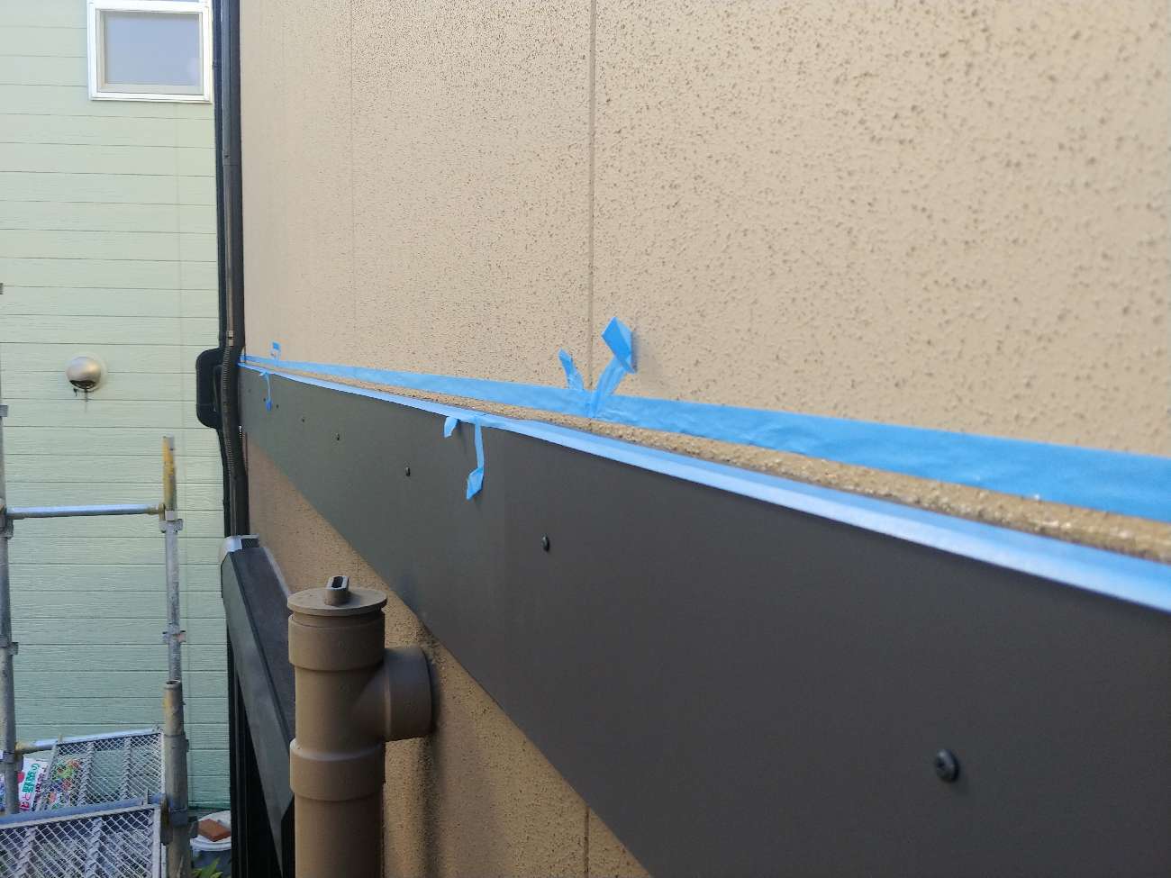 幕板工事　プライマー塗布前　養生