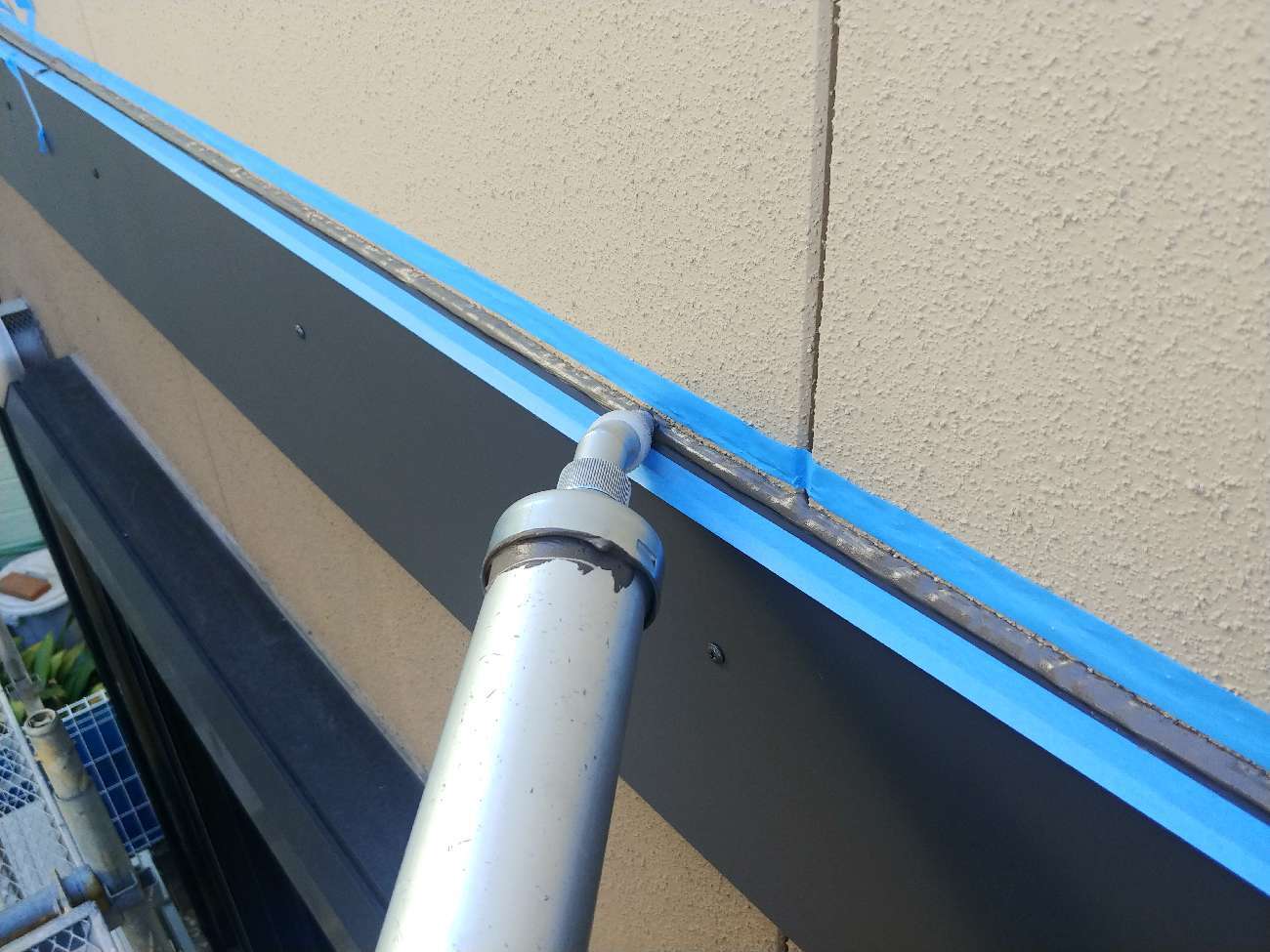 幕板工事　シーリング充填