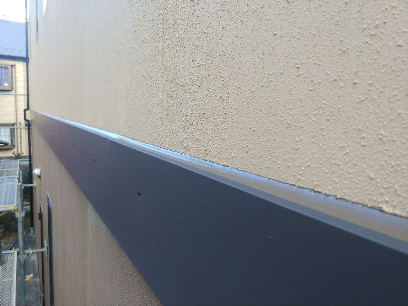 幕板工事　シーリング施工後