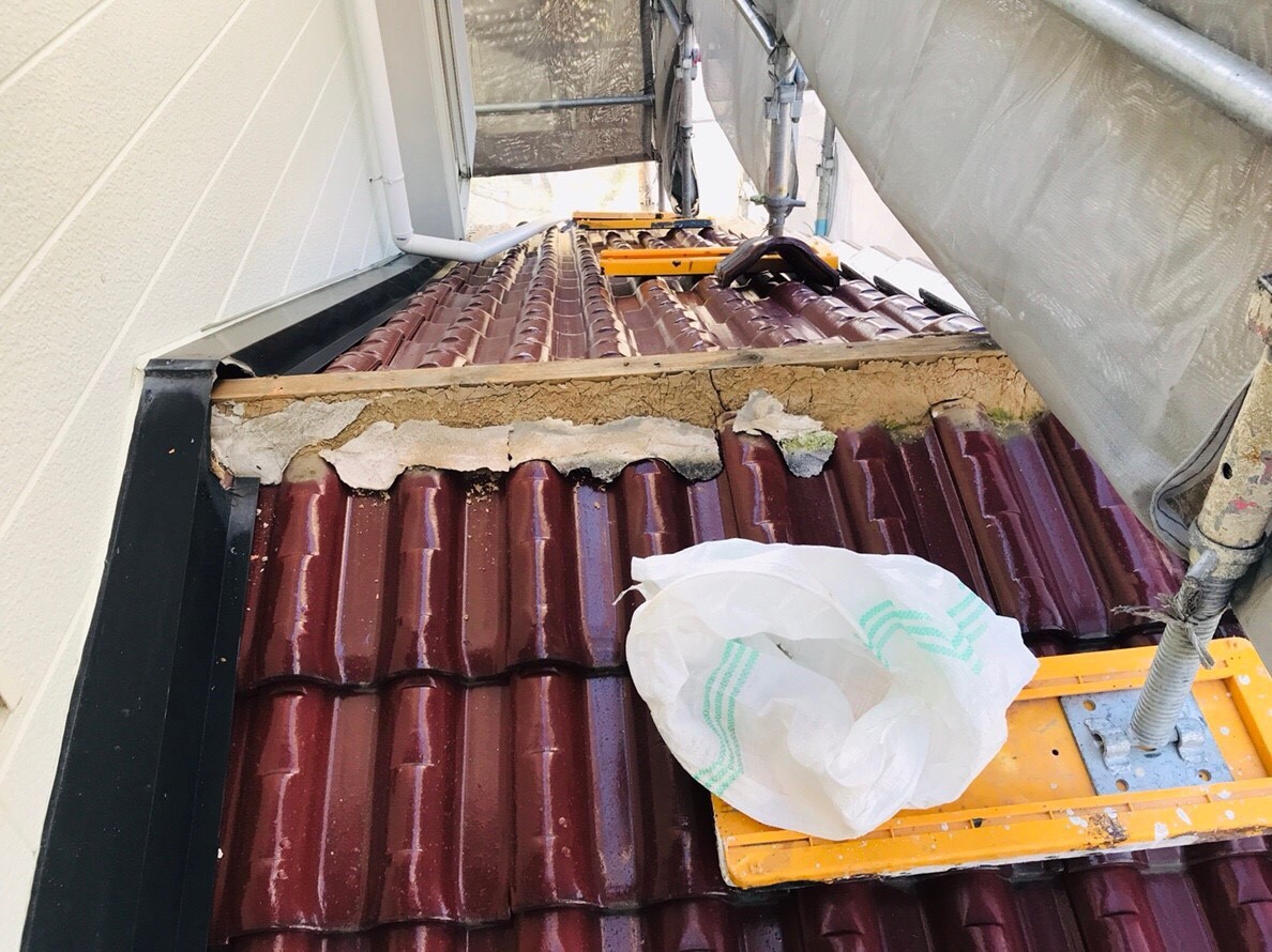 岐阜市突風被害　瓦割れ　棟取り直し工事