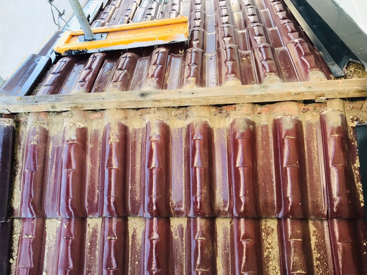 岐阜市突風被害　瓦割れ　棟取り直し工事