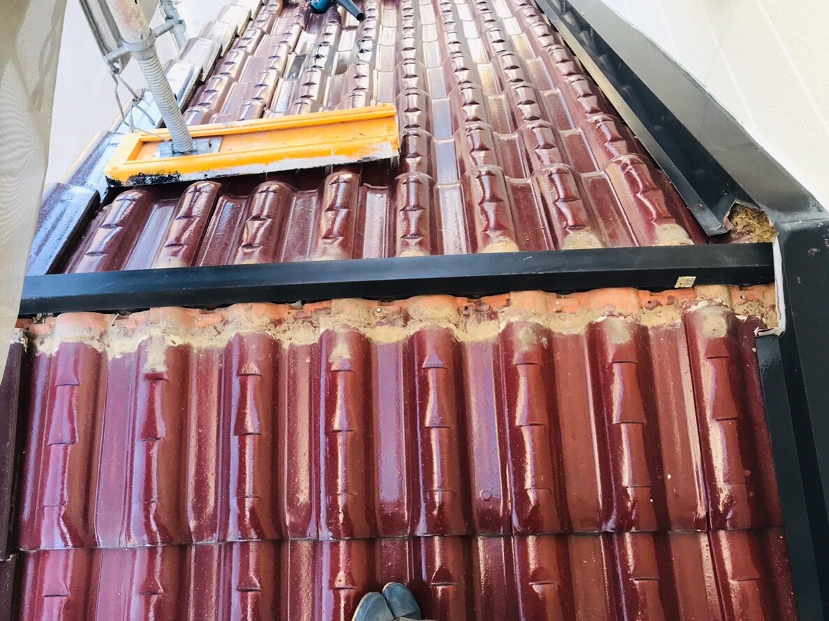 岐阜市突風被害　瓦割れ　棟取り直し工事