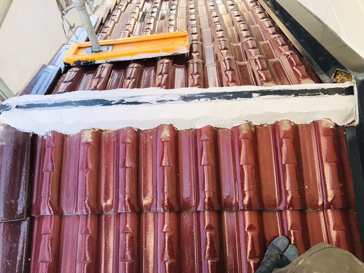 岐阜市突風被害　瓦割れ　棟取り直し工事