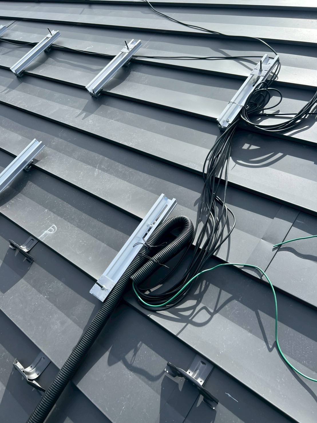 取り付け金具と配線