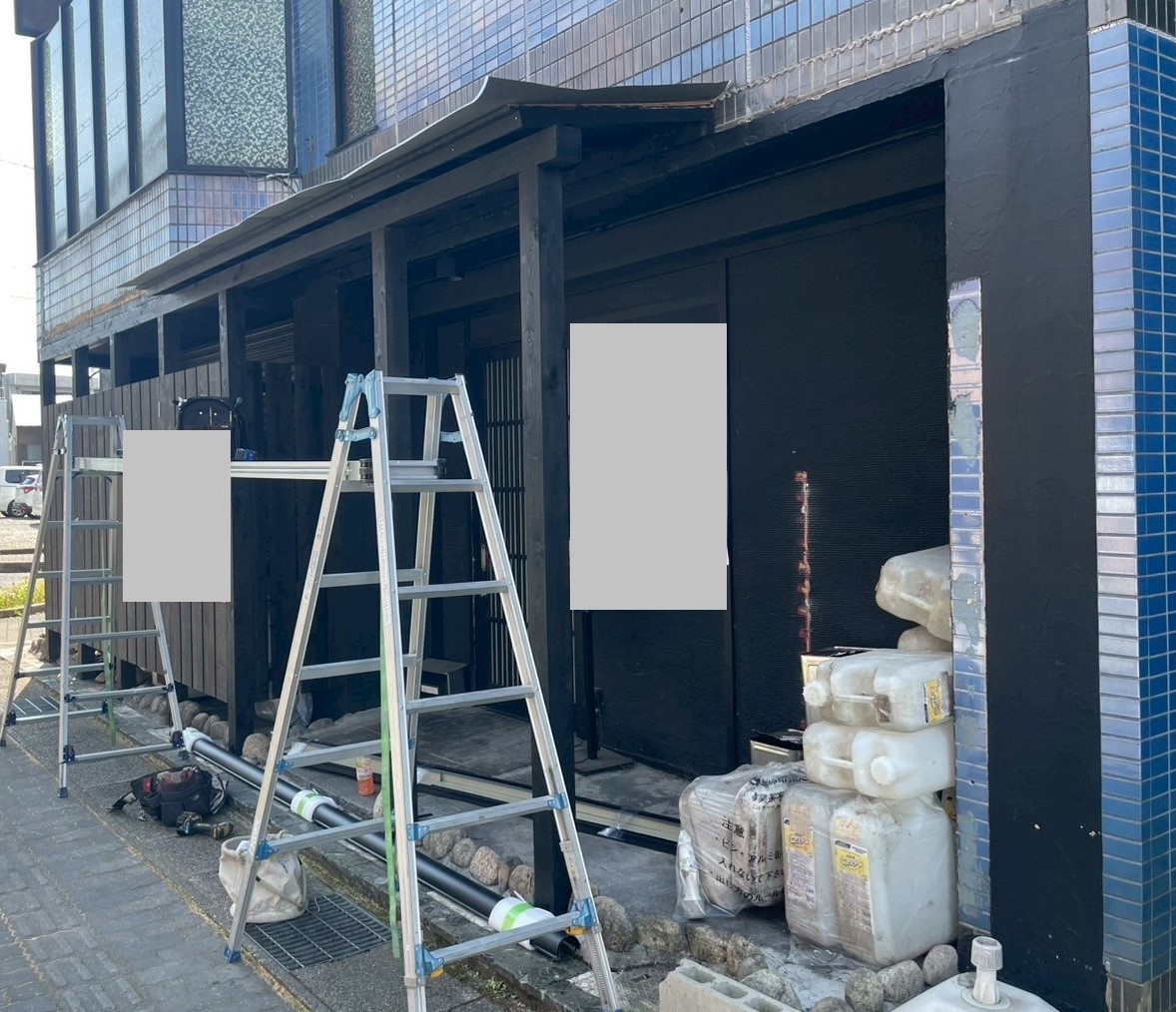 庇屋根工事現場