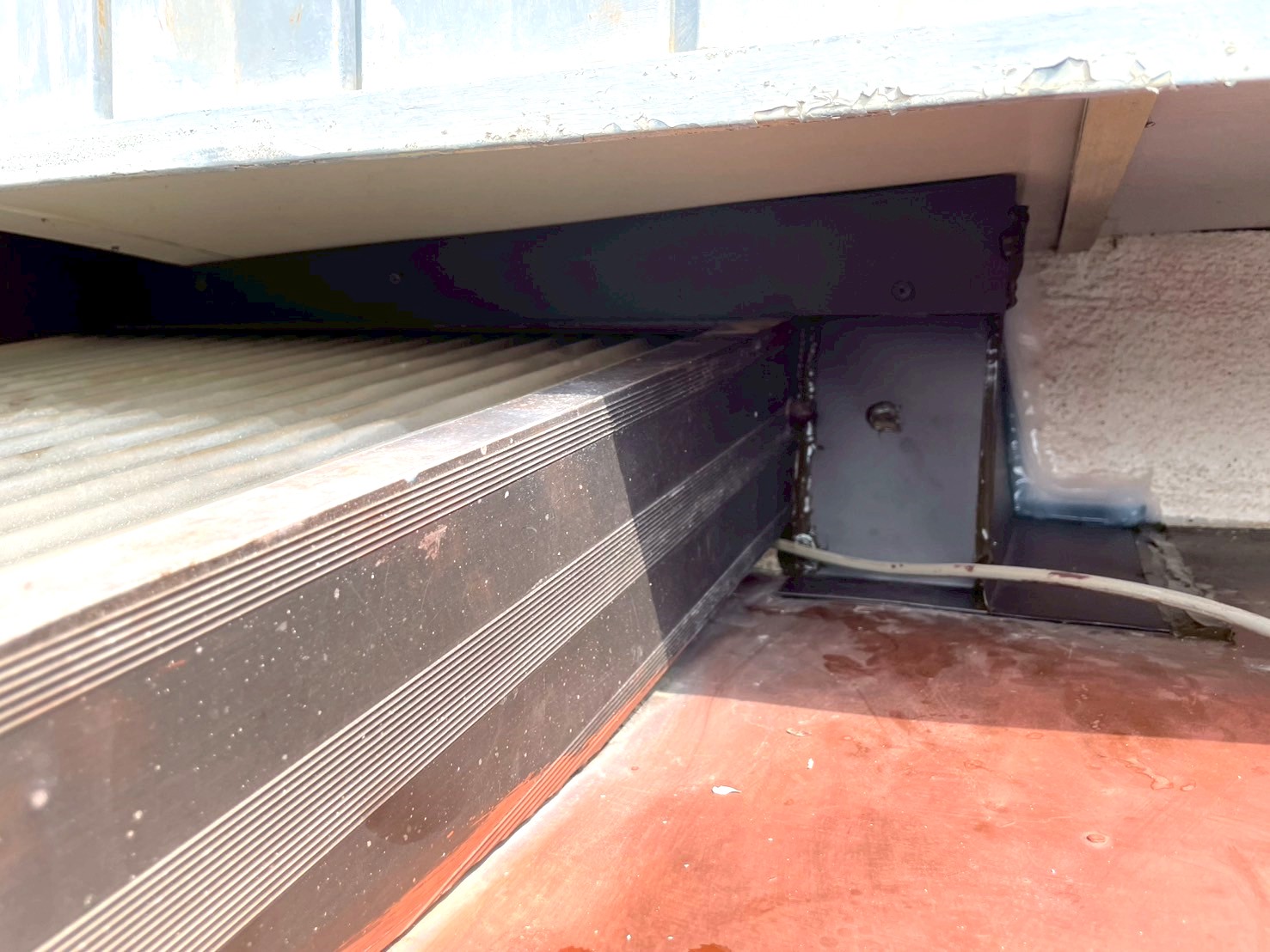 水切り設置後の庇の取り合い