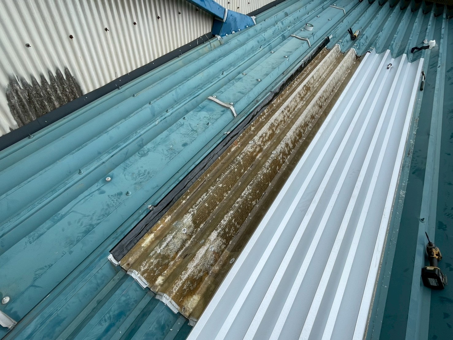 古い明り取りとカバー材