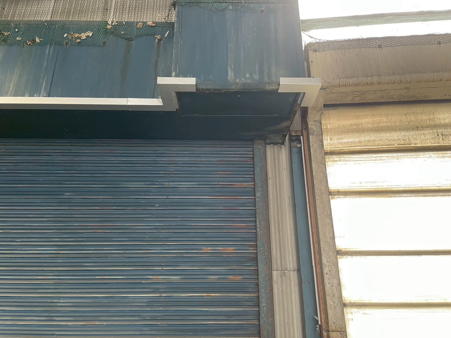 シャッターボックスの雨樋設置