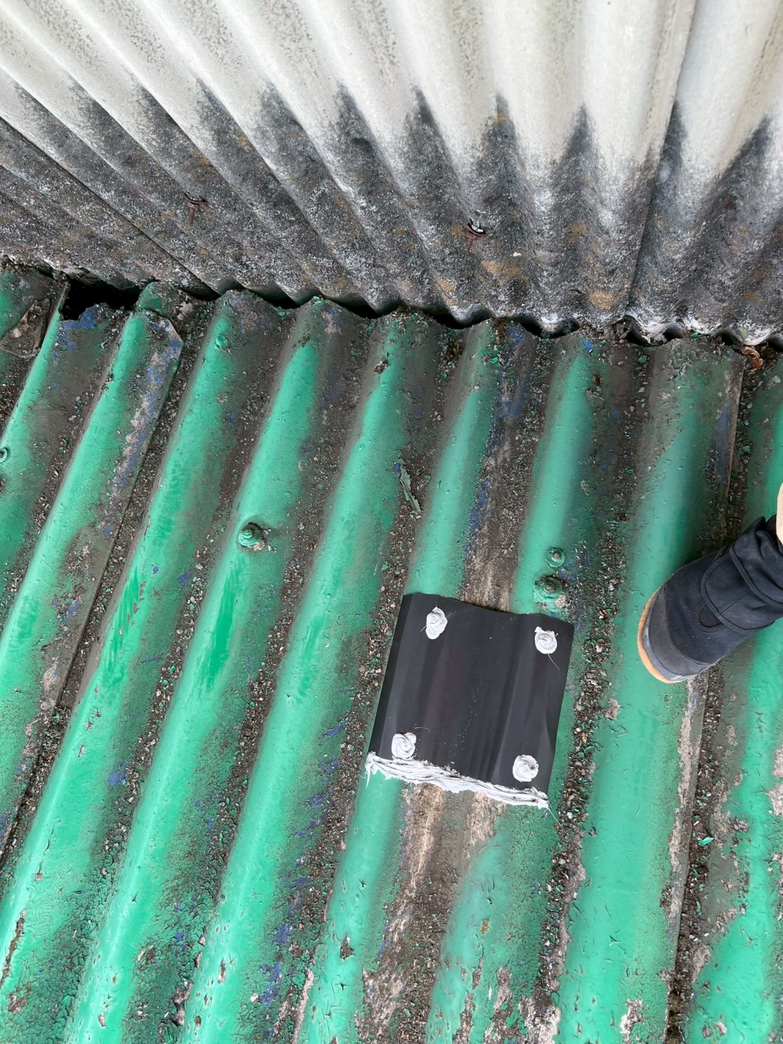 工場屋根の穴補修