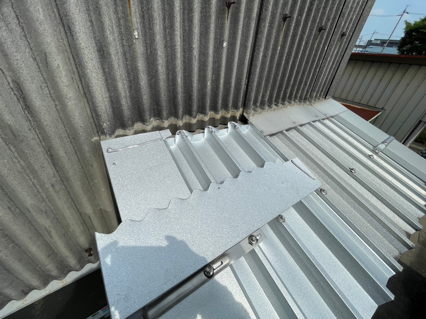 工場の庇の補修