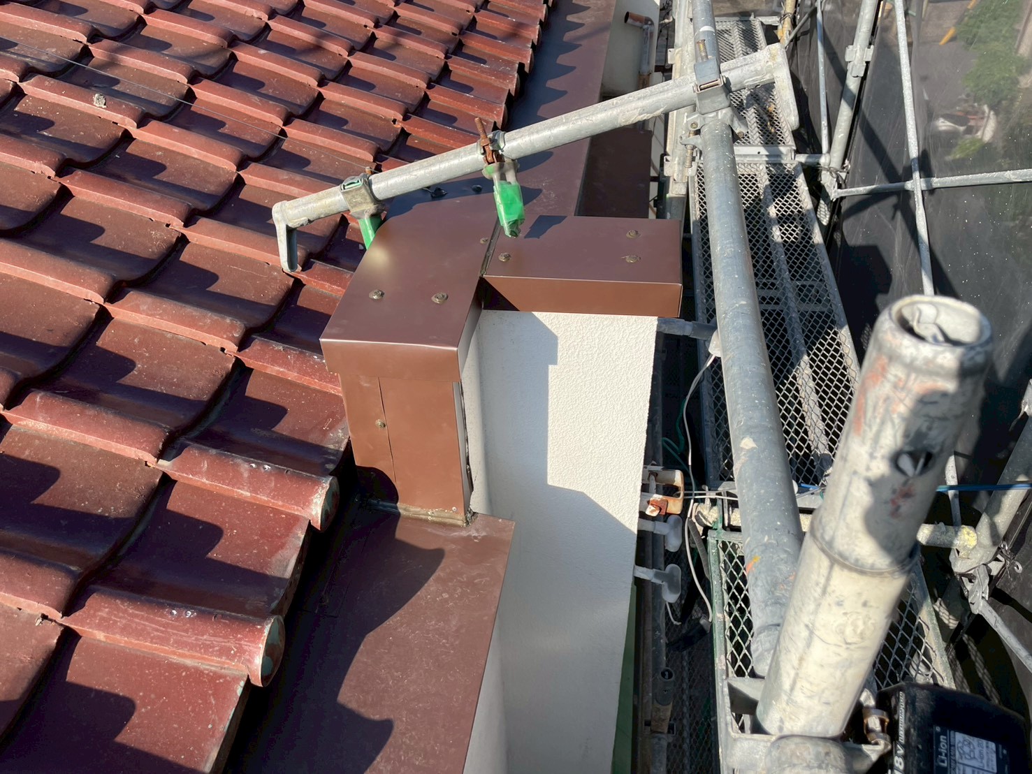 外壁と屋根の取り合い板金加工