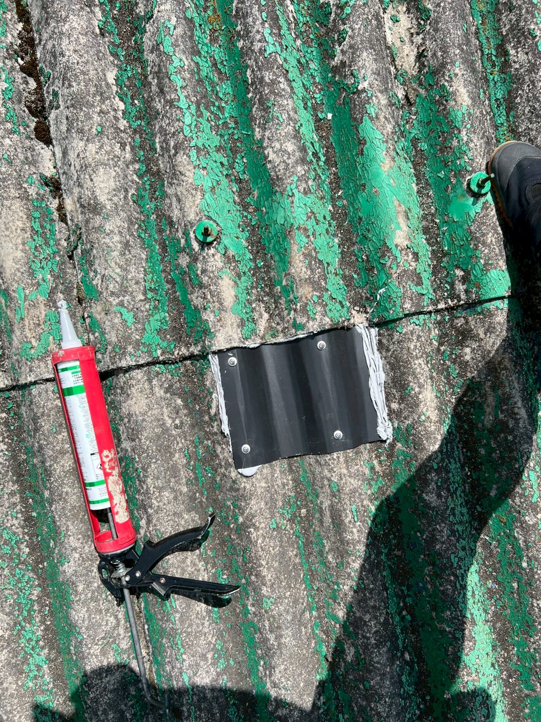 工場屋根のひび割れ補修