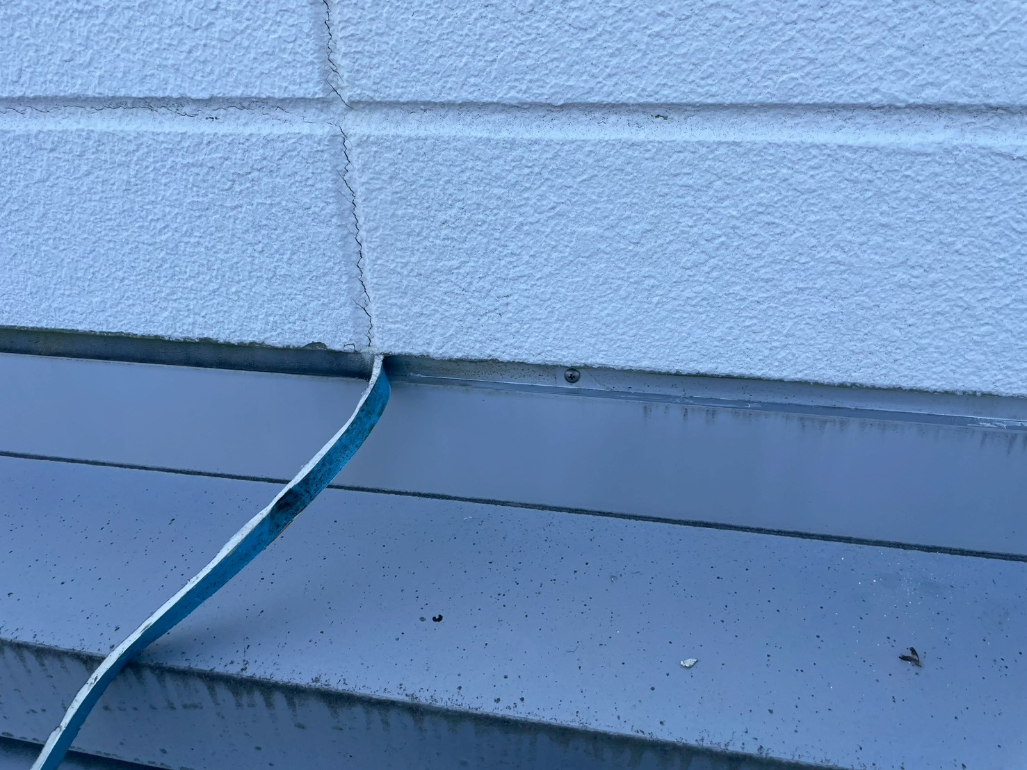 古いコーキングを剥がした状態